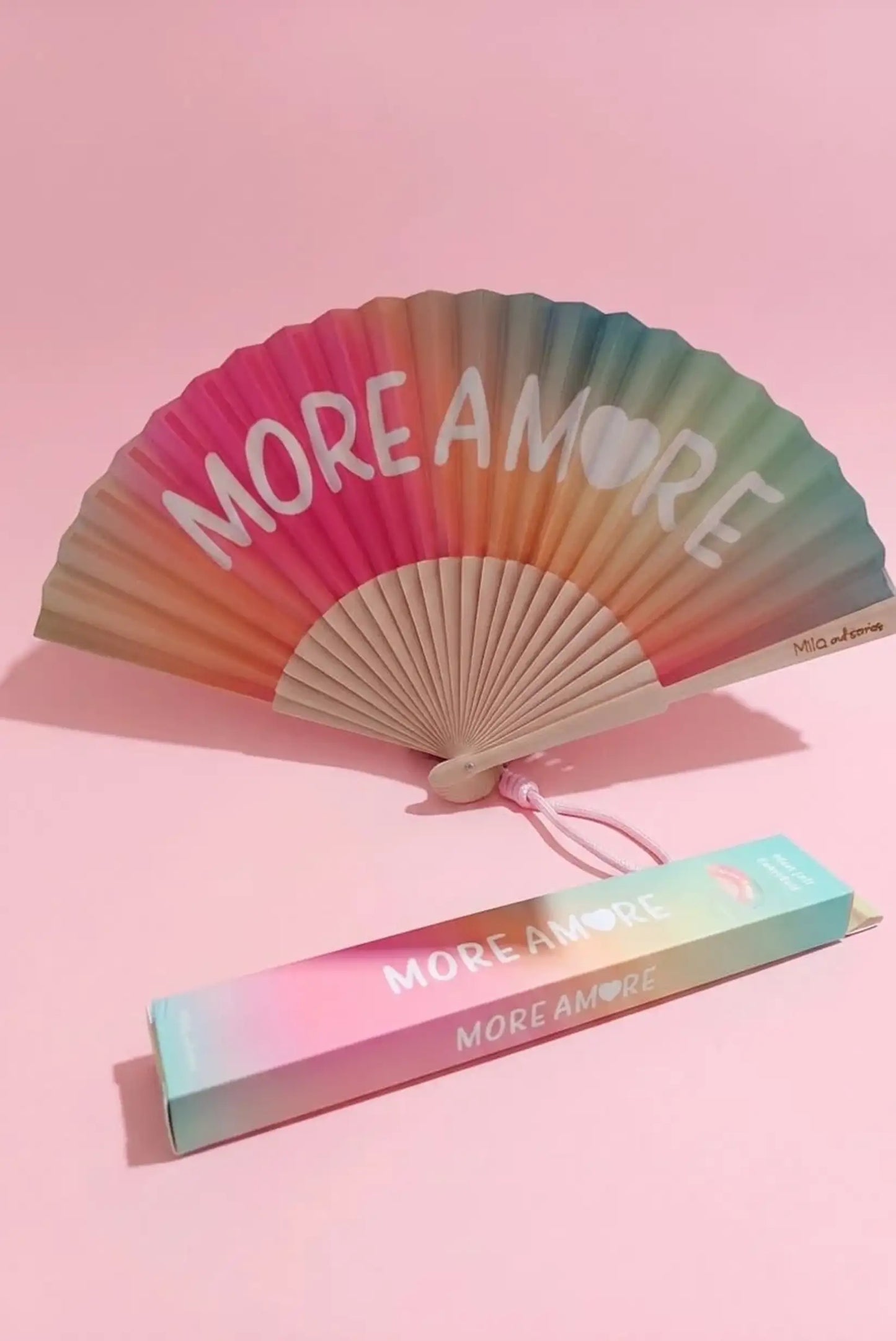 Abanico de colores con frase 'MORE AMORE', ideal para complementos femeninos y looks casuales.