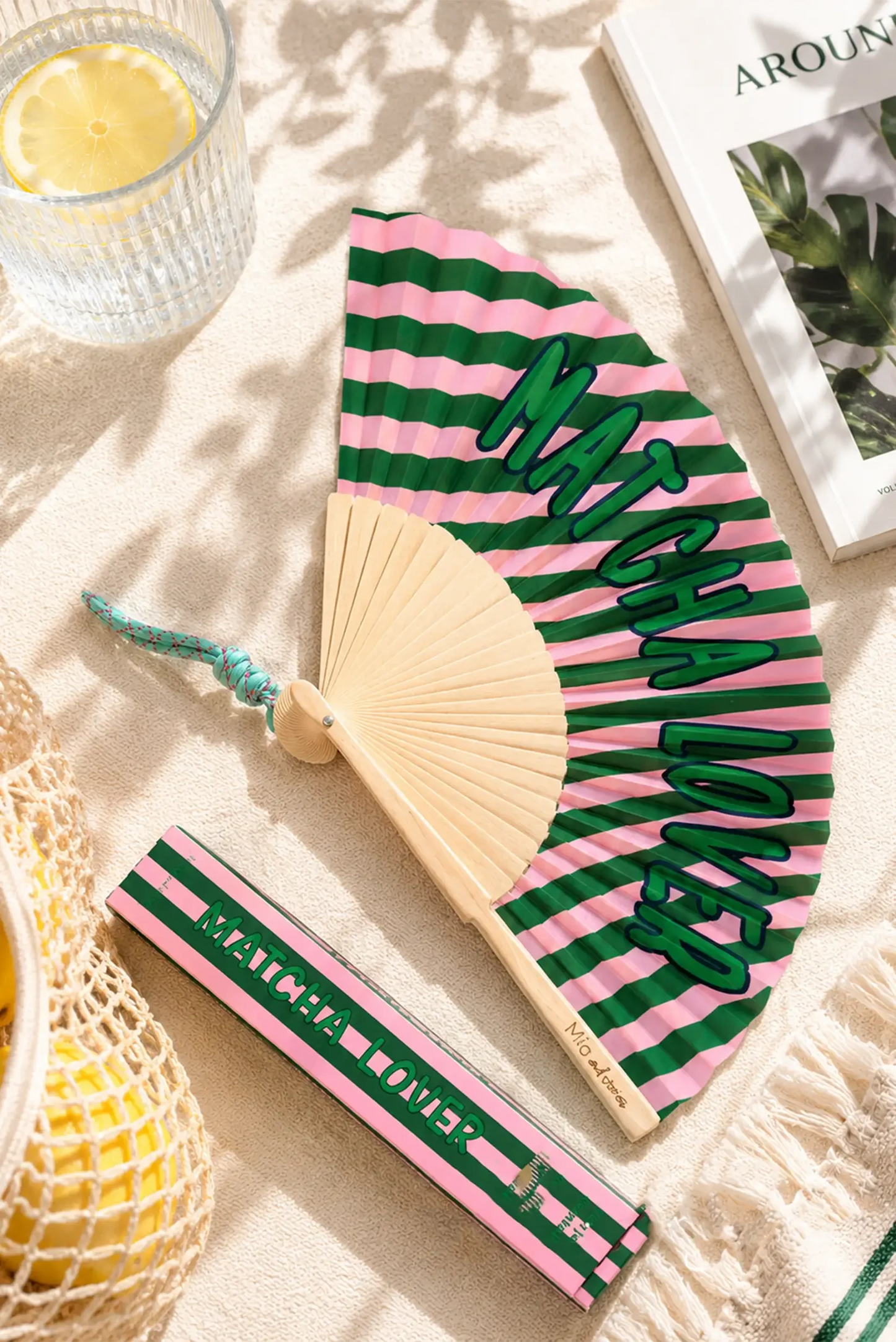 Abanico de madera con estampado 'Matcha Lover' en rosa y verde, ideal para verano y playa