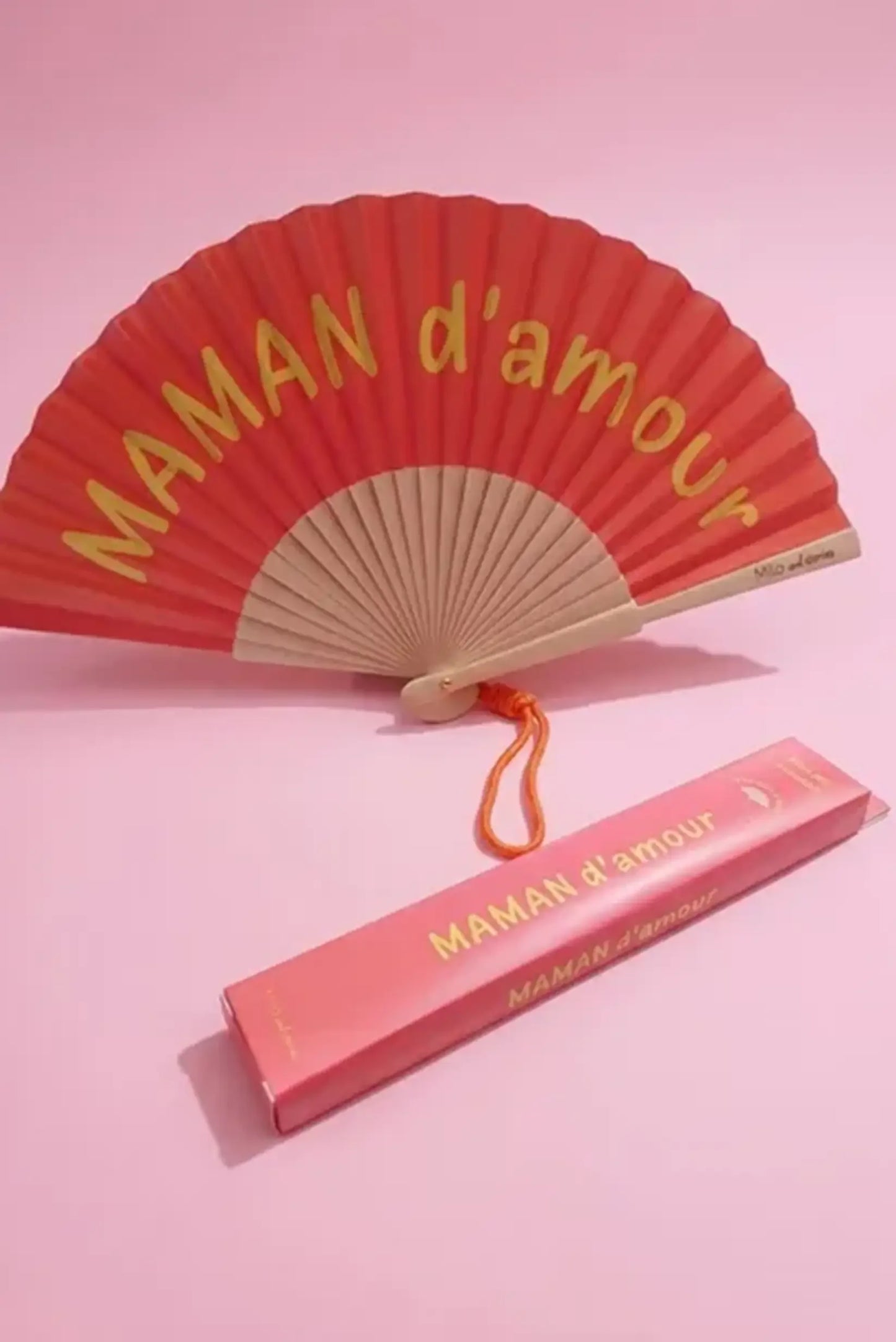 Abanico rojo con texto 'MAMAN d'amour', ideal como regalo para mamá, complemento femenino elegante