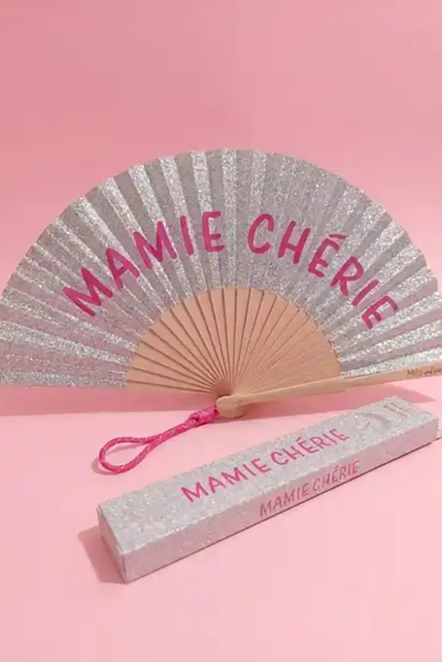 Abanico plateado con brillo y texto 'MAMIE CHÉRIE', ideal para moda femenina y complementos elegantes.