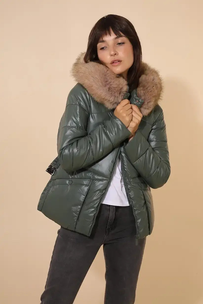 Abrigo corto mujer verde oliva con capucha y cinturón elegante - CHICA del Sur