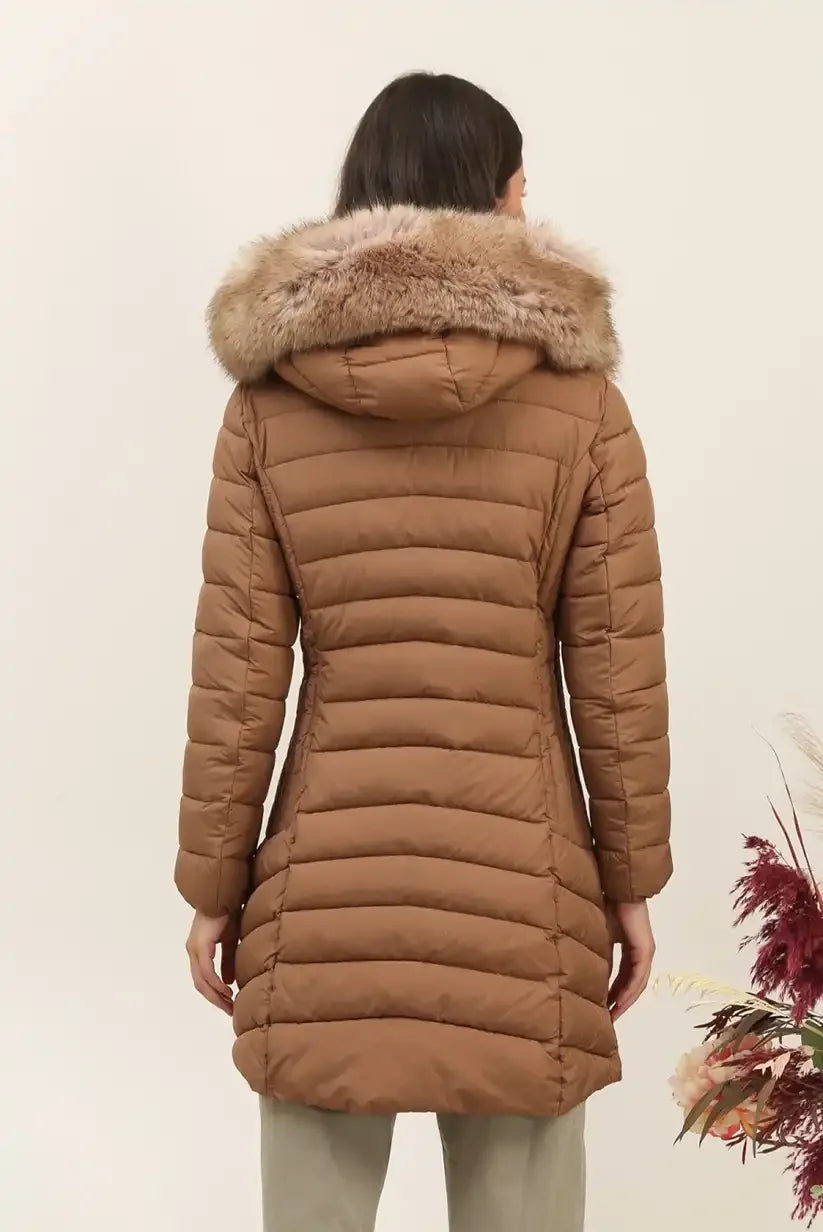 Abrigo acolchado mujer marrón con capucha y cuello de pelo elegante - CHICA del Sur