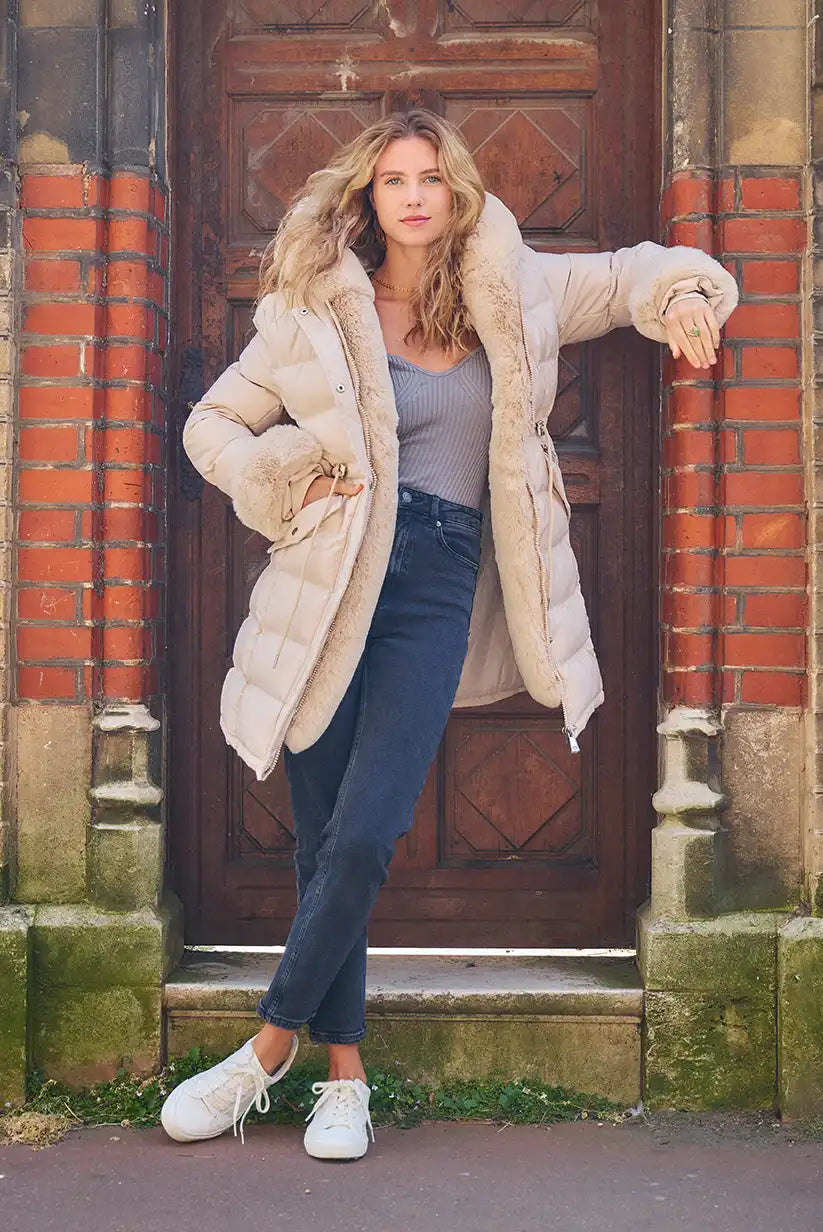 Abrigo acolchado beige con interior de pelo “Oslo” - CHICA del Sur
