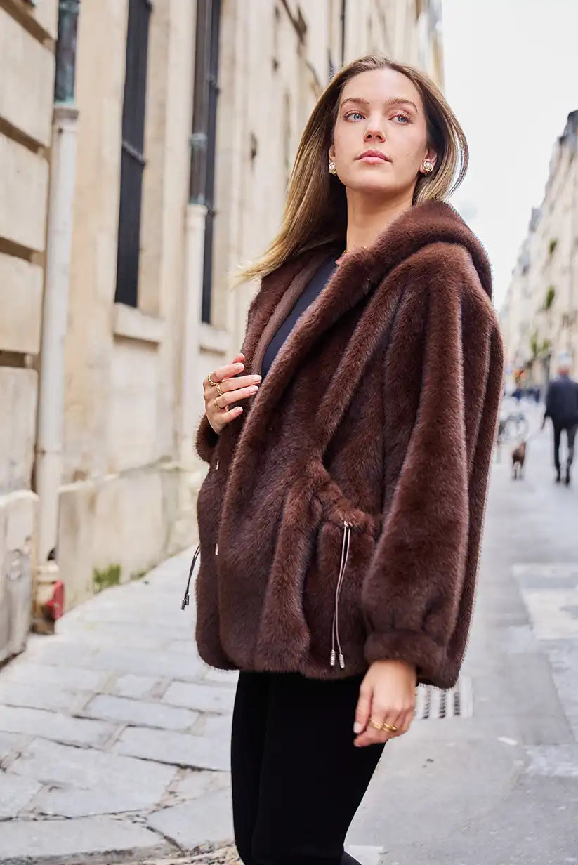 Chaqueta de pelo sintético marrón chocolate “Helsinki” - CHICA del Sur