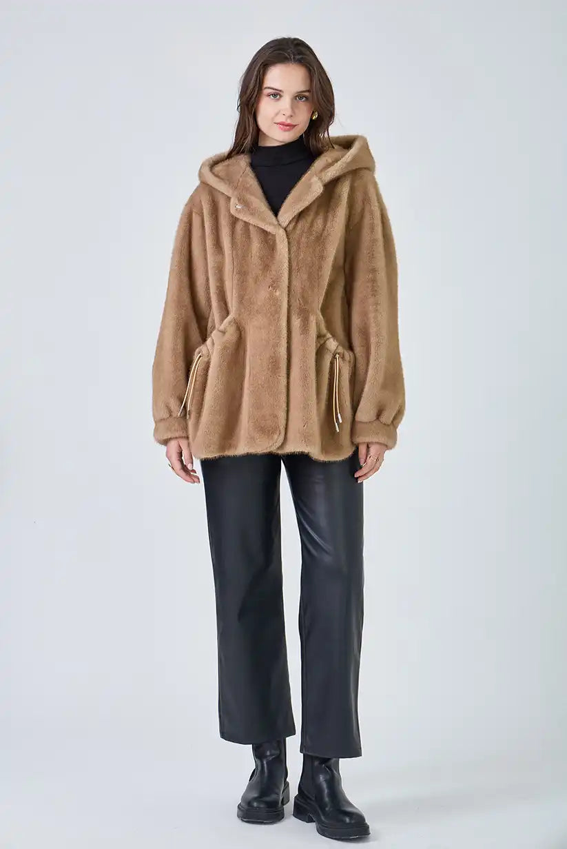 Chaqueta de pelo sintético color taupe “Helsinki” - CHICA del Sur