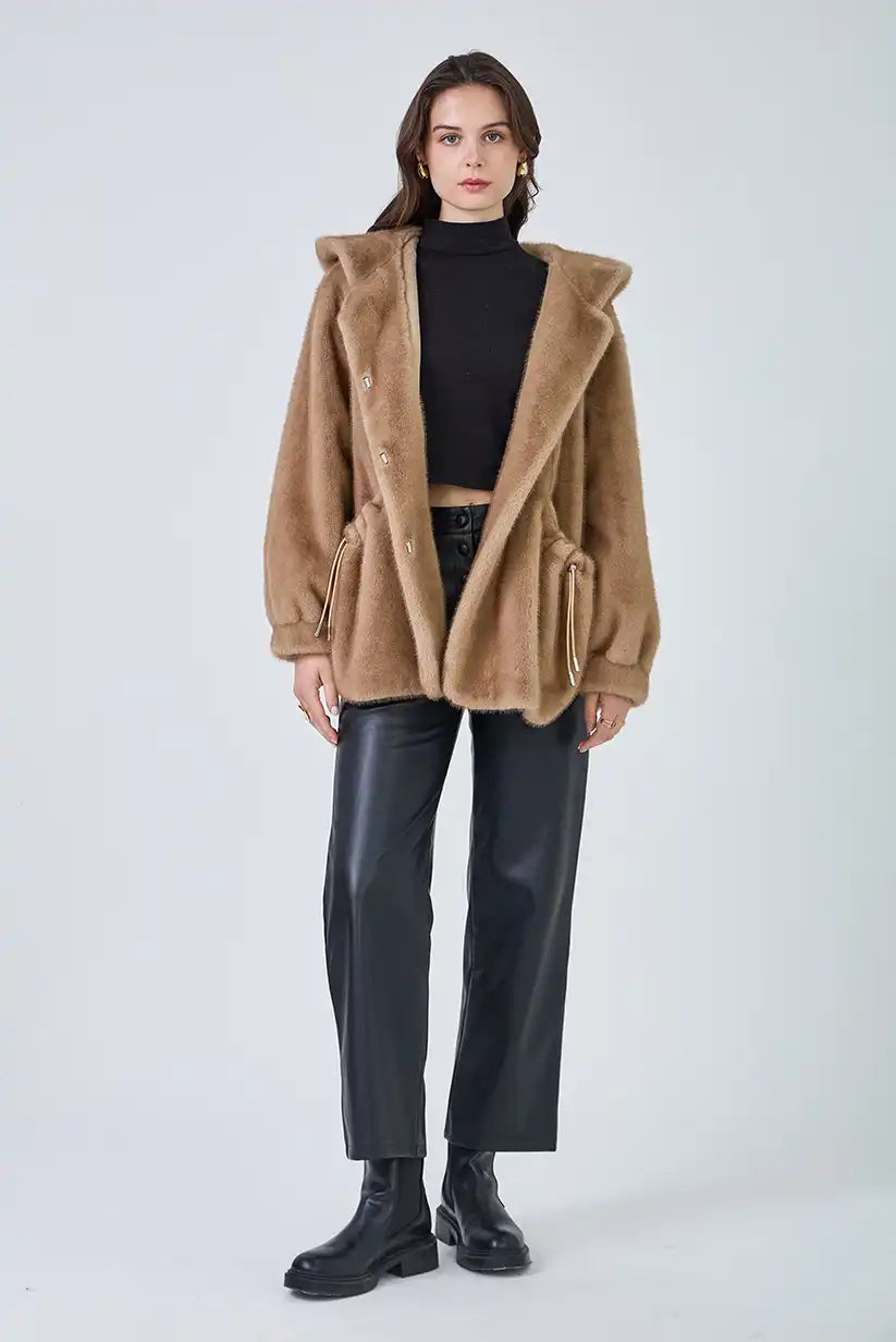 Chaqueta de pelo sintético color taupe “Helsinki” - CHICA del Sur