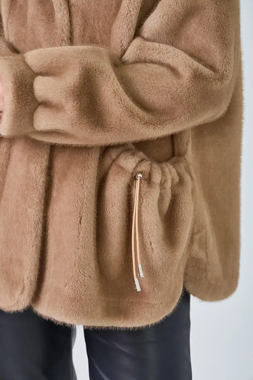 Chaqueta de pelo sintético color taupe “Helsinki” - CHICA del Sur