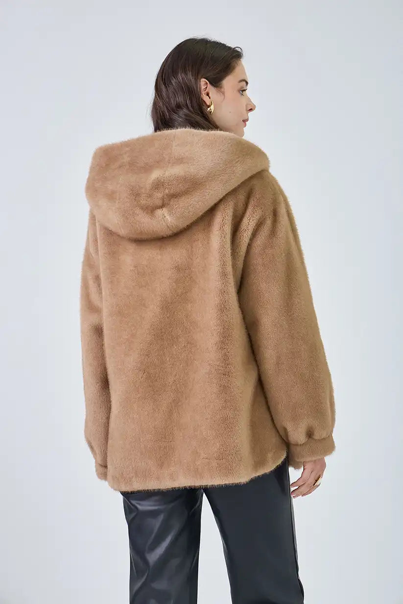Chaqueta de pelo sintético color taupe “Helsinki” - CHICA del Sur