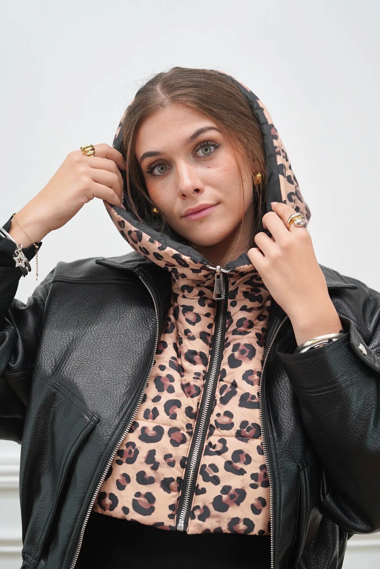 Mujer con balaclava animal print y chaqueta negra, moda invierno CHICA del Sur