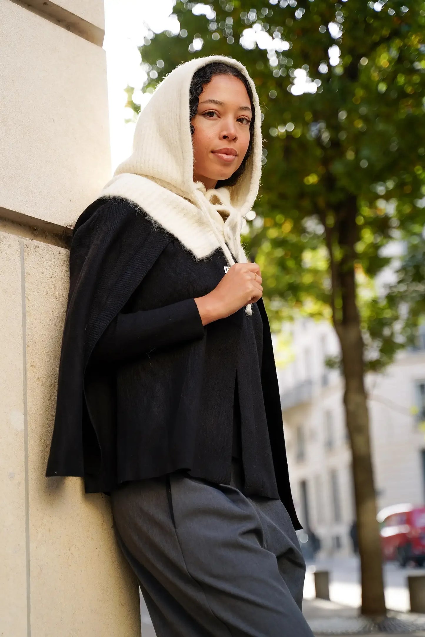 Mujer con balaclava de punto crudo y capa negra, moda casual de invierno CHICA del Sur