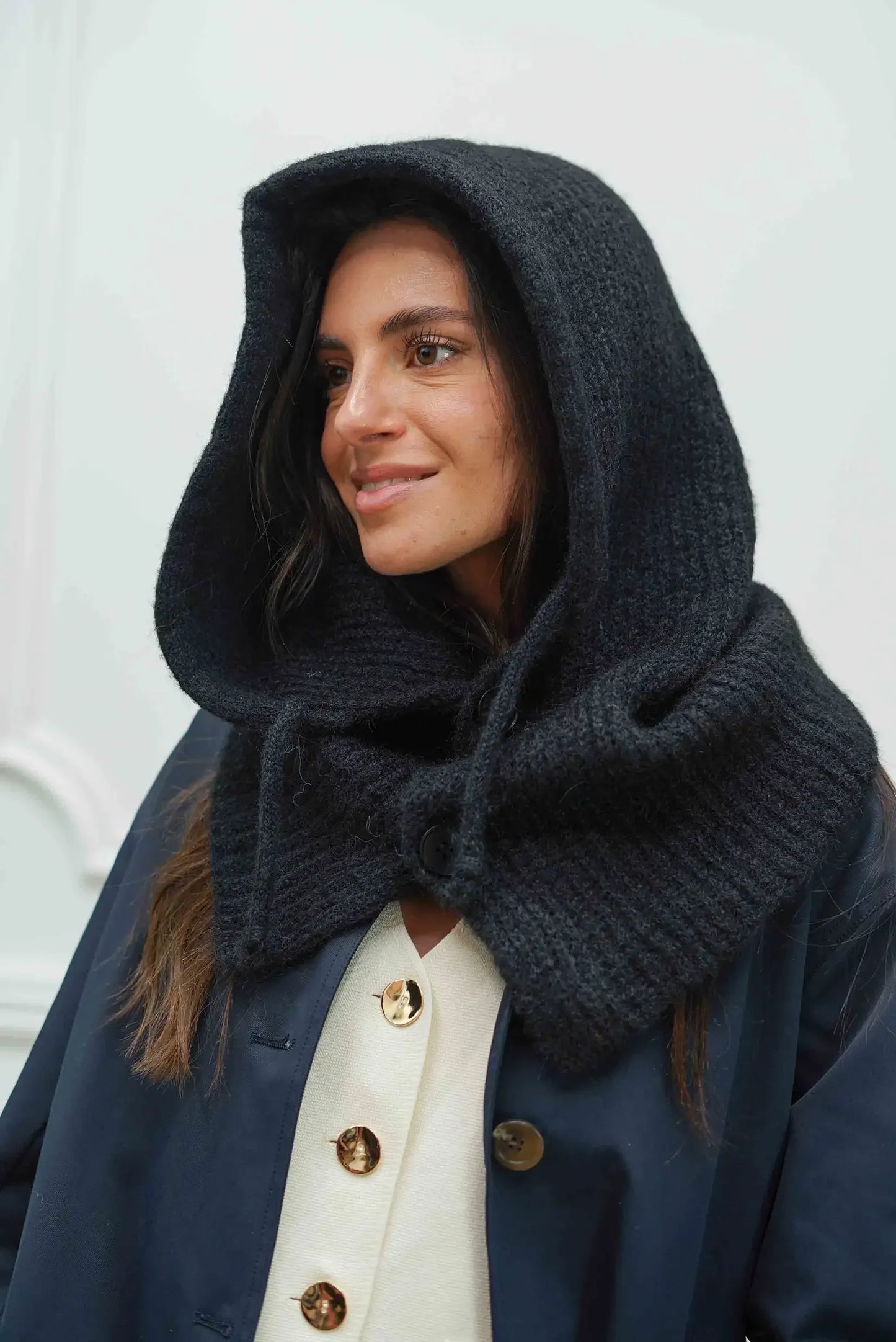 Mujer con balaclava de punto negra, moda femenina casual CHICA del Sur, invierno elegante