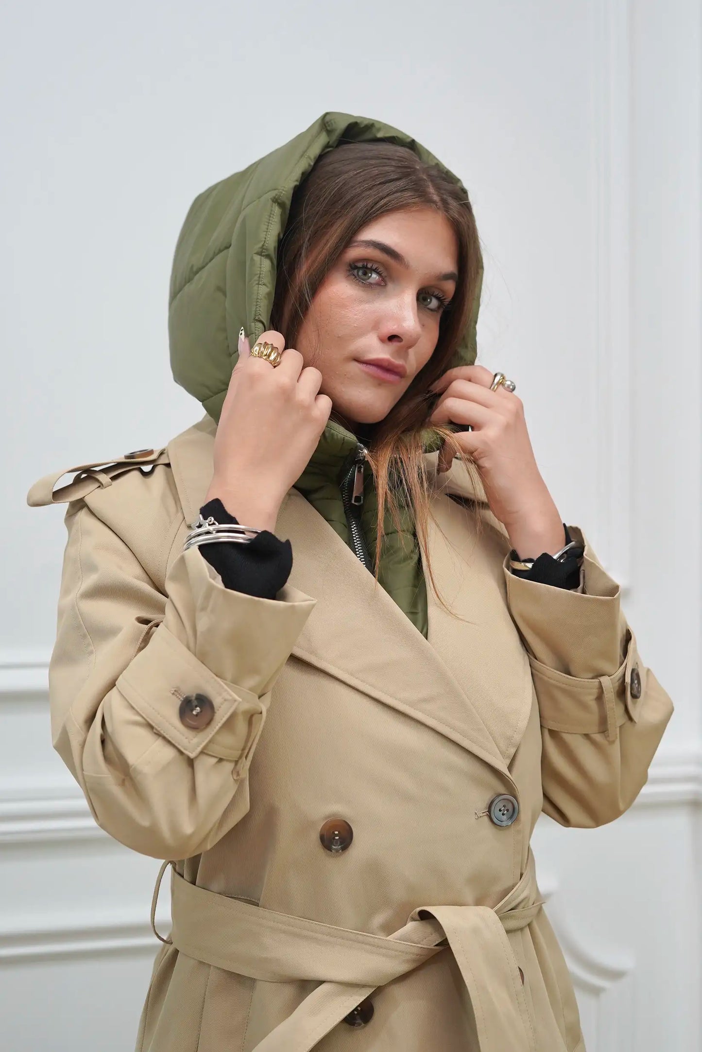 Mujer con balaclava verde kaki y gabardina beige de moda femenina CHICA del Sur