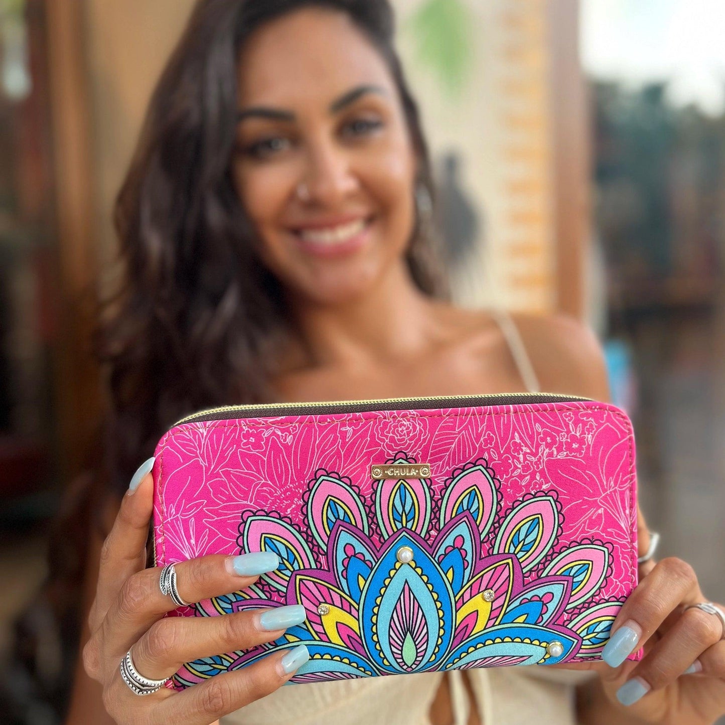 Mujer sosteniendo billetera grande rosa con mandala y doble cremallera CHULA