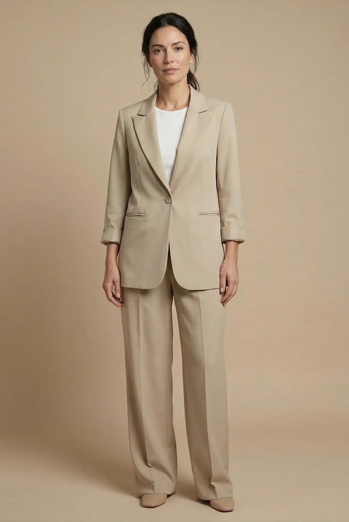 Mujer con blazer y pantalón beige estilo americana, look elegante de primavera
