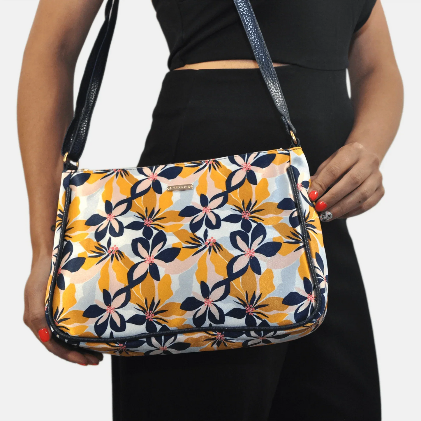 Bolso bandolera mediano Iliana Shoulder Flor Amarilla Marino | CHULA Tulum - CHICA del Sur