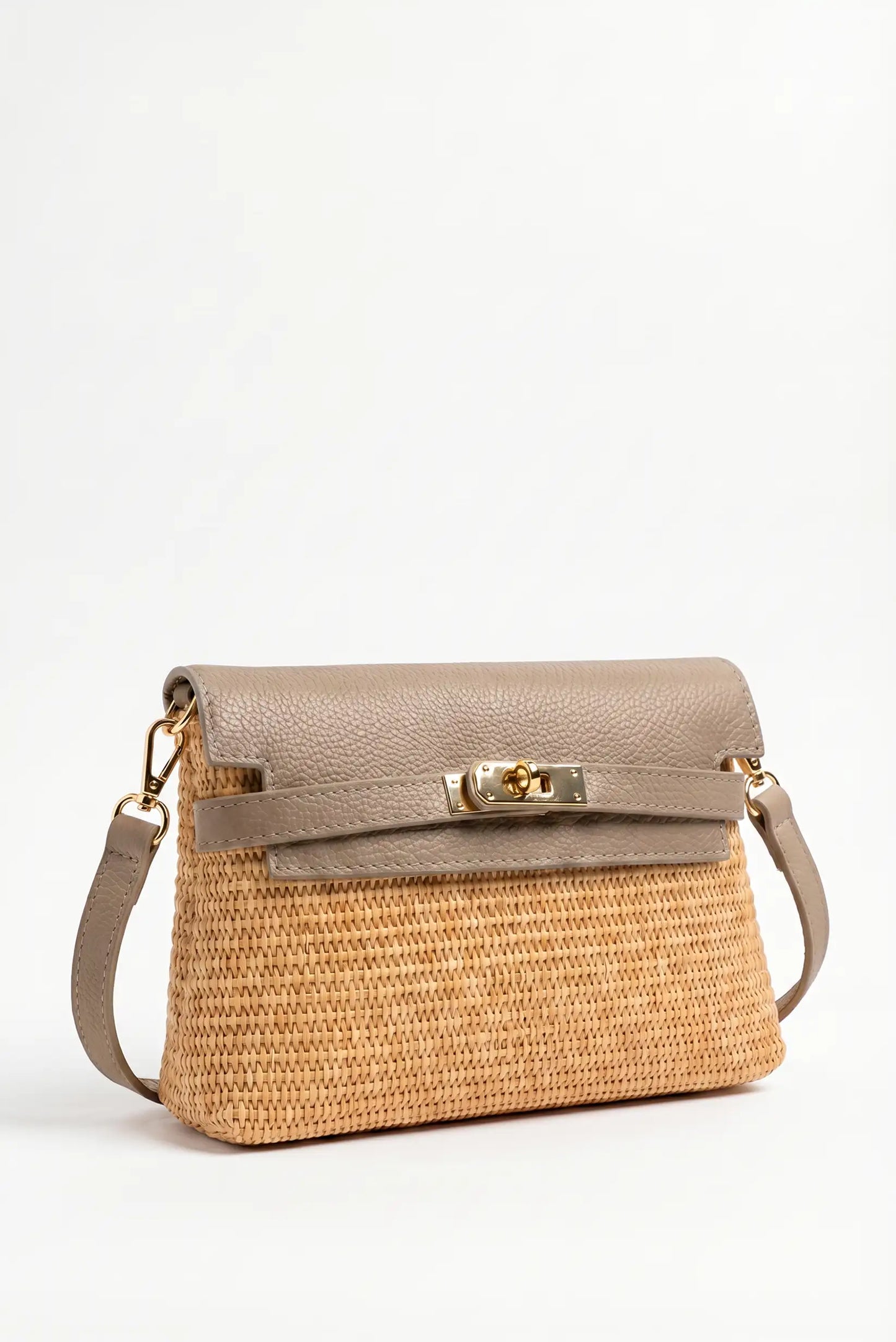 Bolso bandolera de mujer en rafia beige y piel taupe con cierre dorado, estilo casual elegante.
