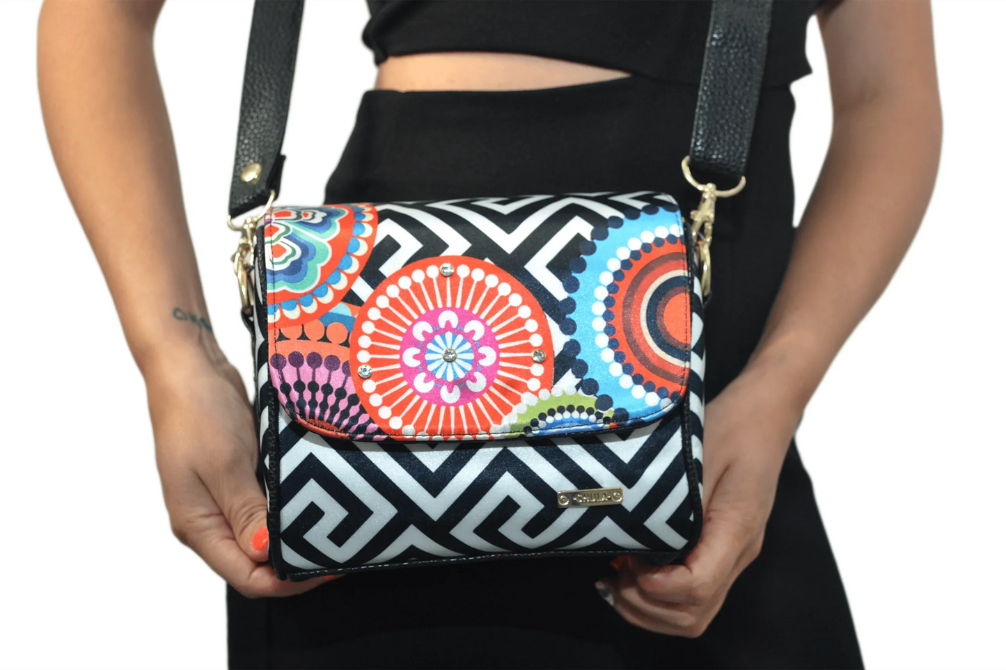 Bolso bandolera pequeño con estampado de círculos coloridos y fondo blanco y negro