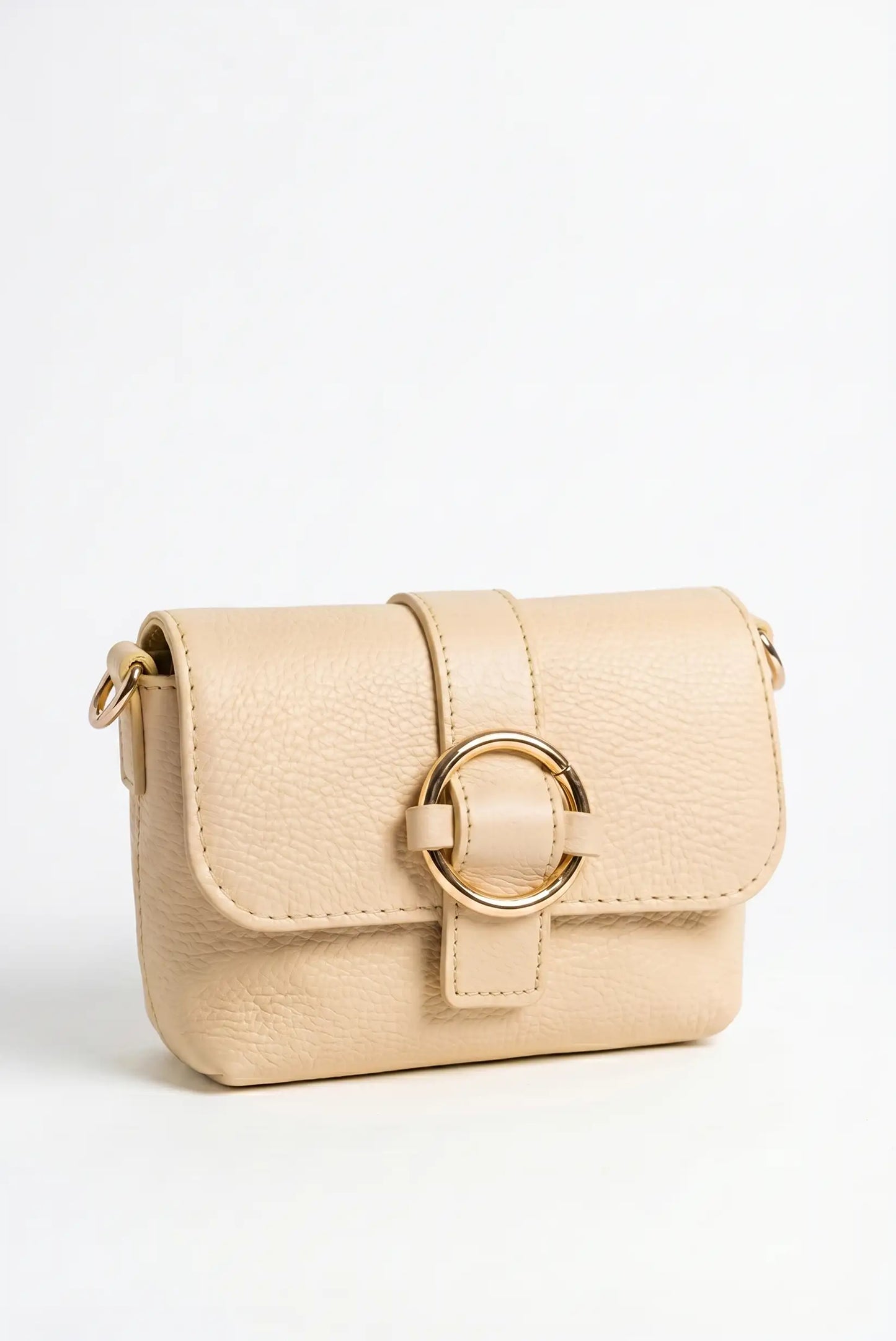 Bolso bandolera pequeño de piel beige con hebilla dorada, estilo casual femenino.