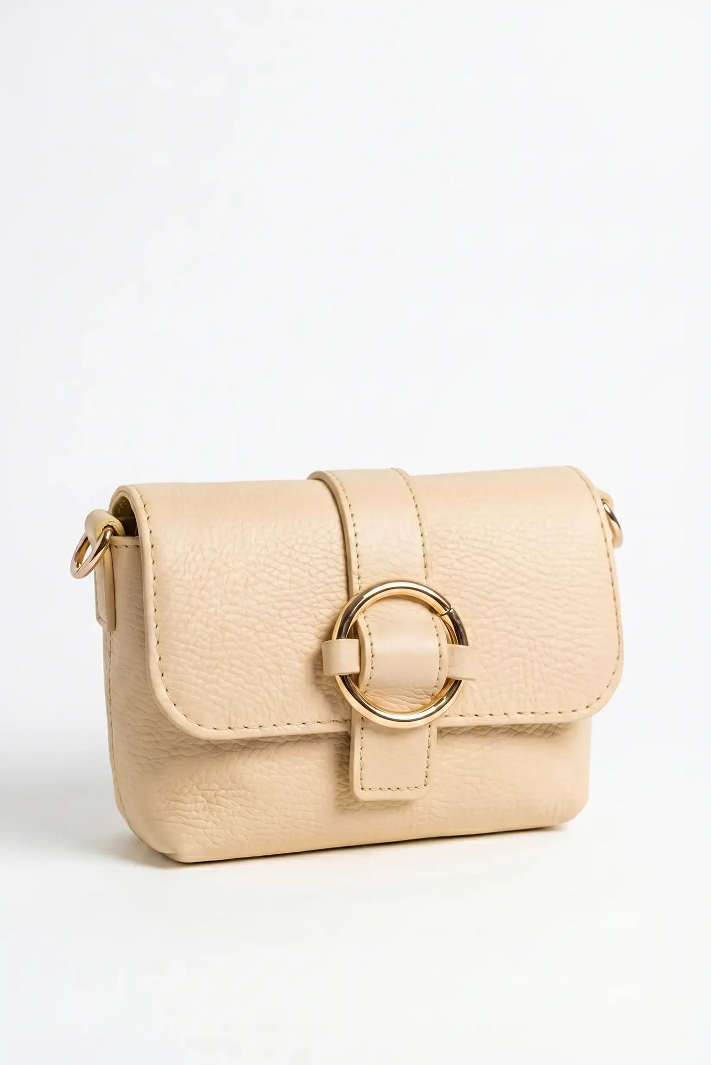 Bolso bandolera pequeño de piel beige con hebilla dorada, estilo casual femenino.