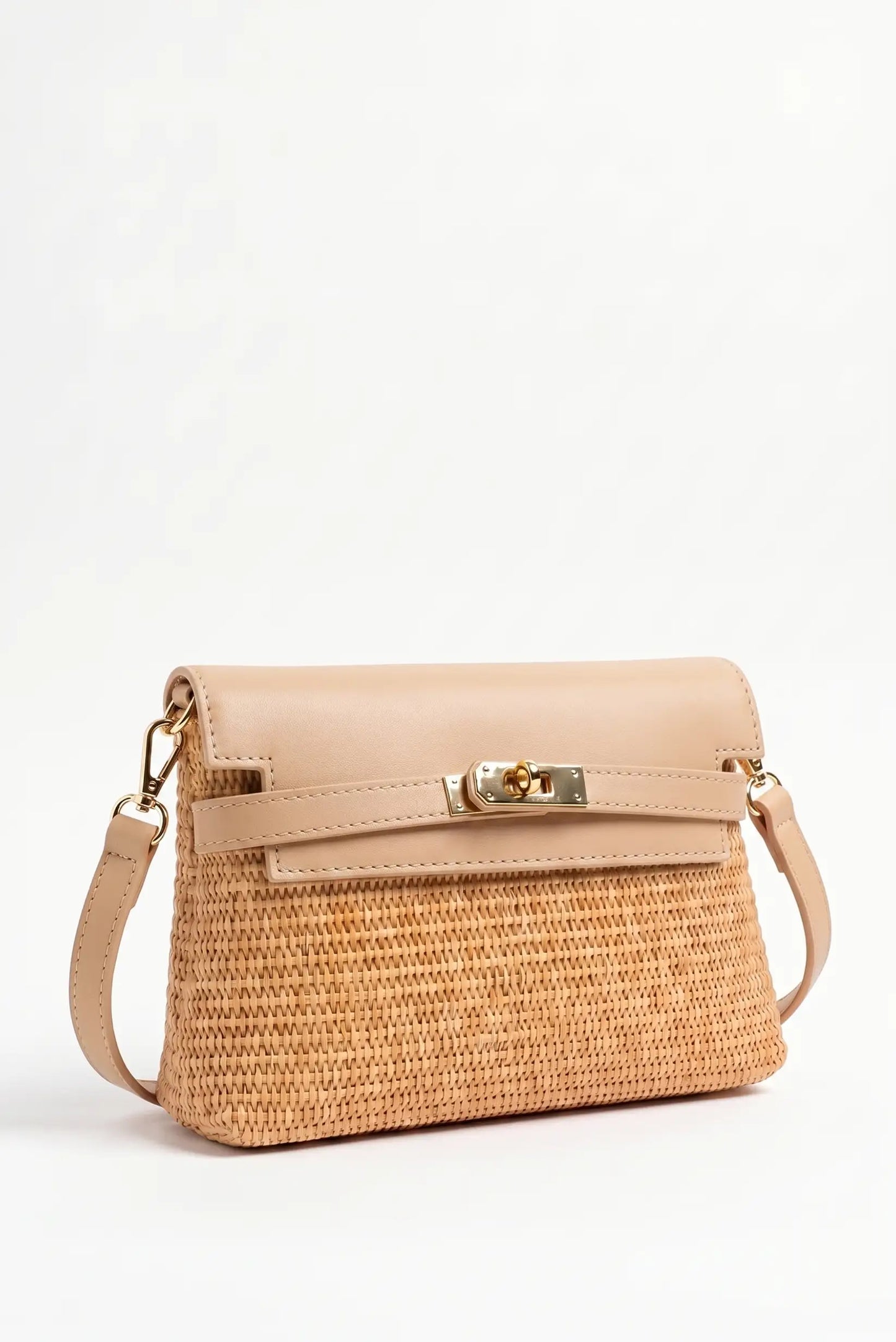 Bolso de mimbre beige con detalles en cuero y cierre dorado, ideal para moda femenina