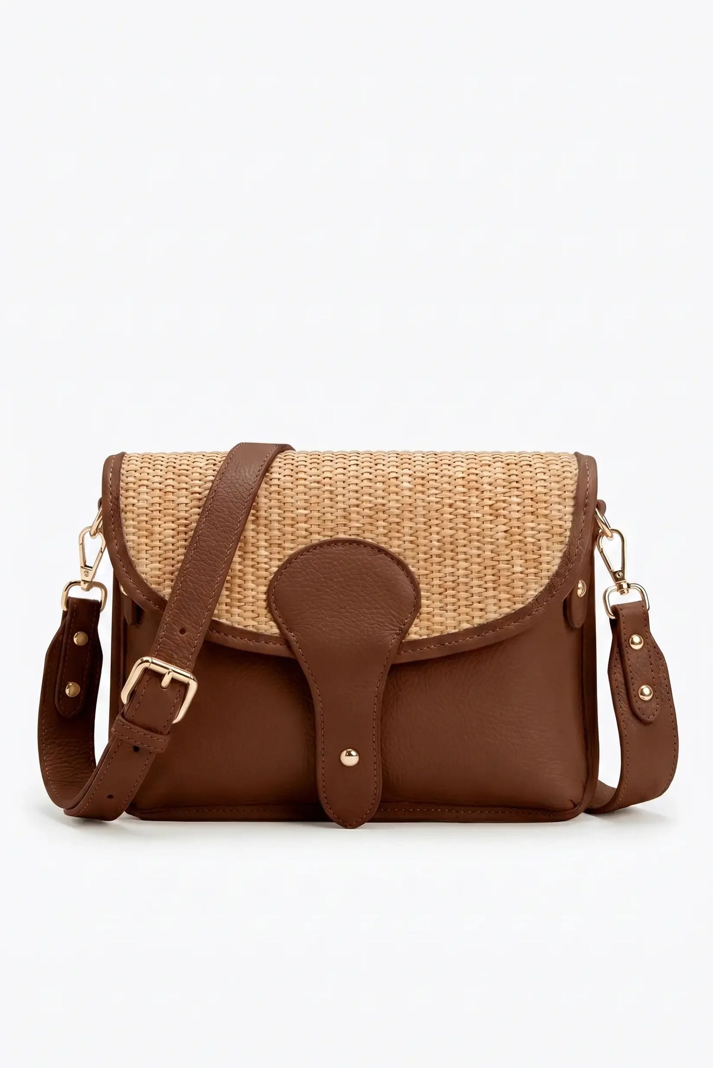 Bolso cruzado marrón con detalles de paja trenzada, ideal para looks casuales y estilosos