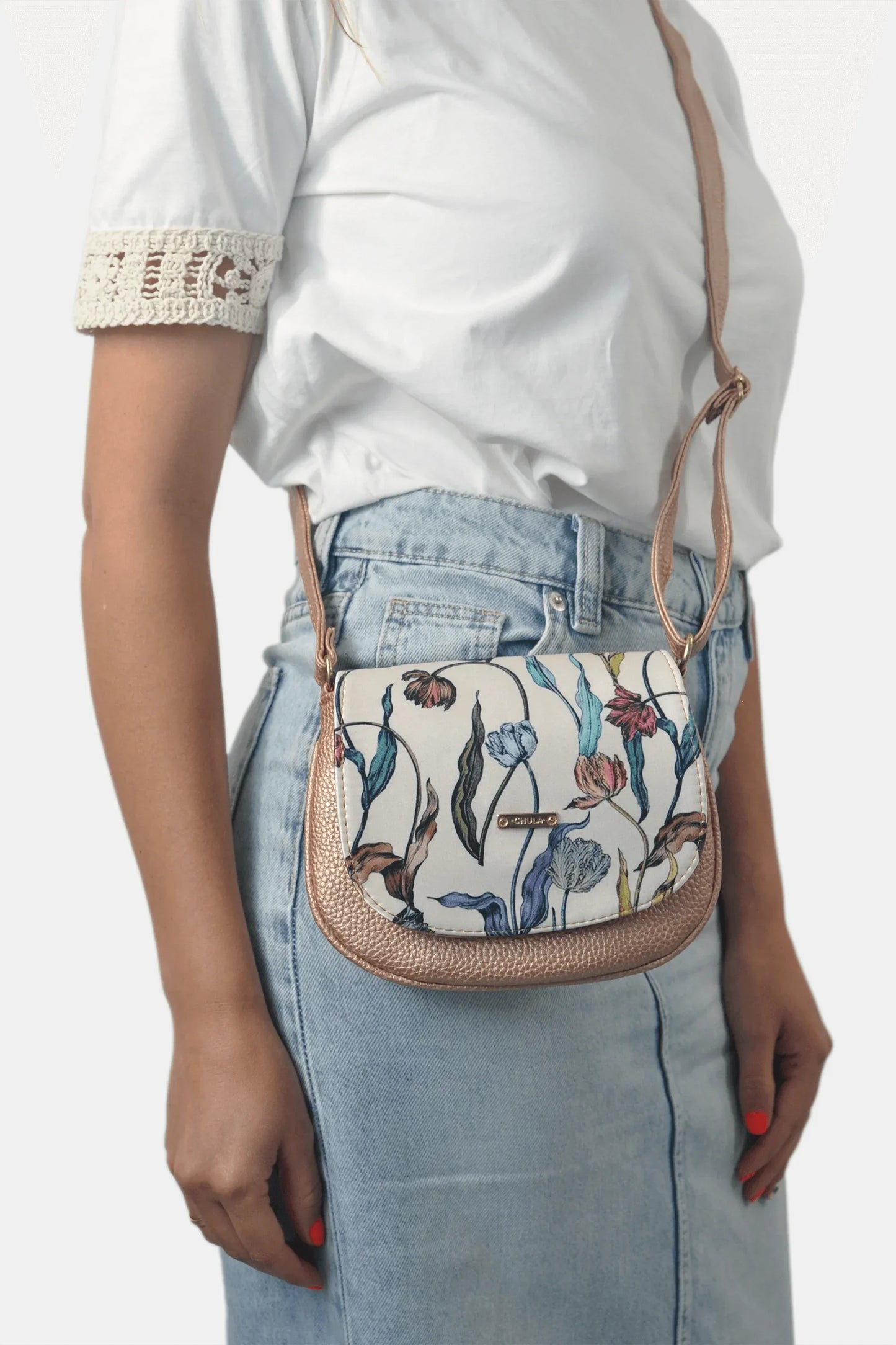 Bolso de hombro pequeño con estampado floral iris peonía, correa beige, estilo casual.