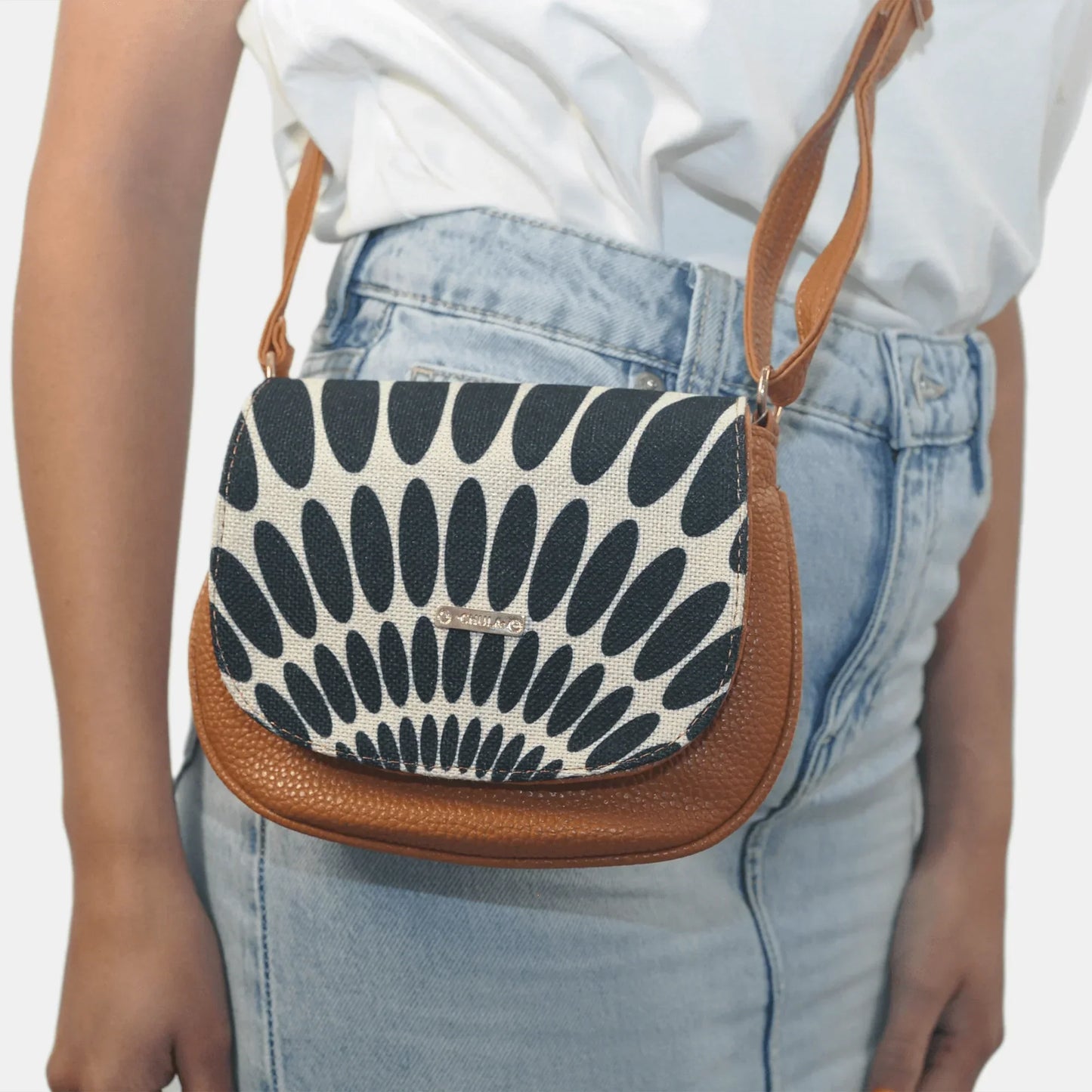 Bolso bandolera pequeño de mujer Iris Petalos negros | CHULA Tulum - CHICA del Sur