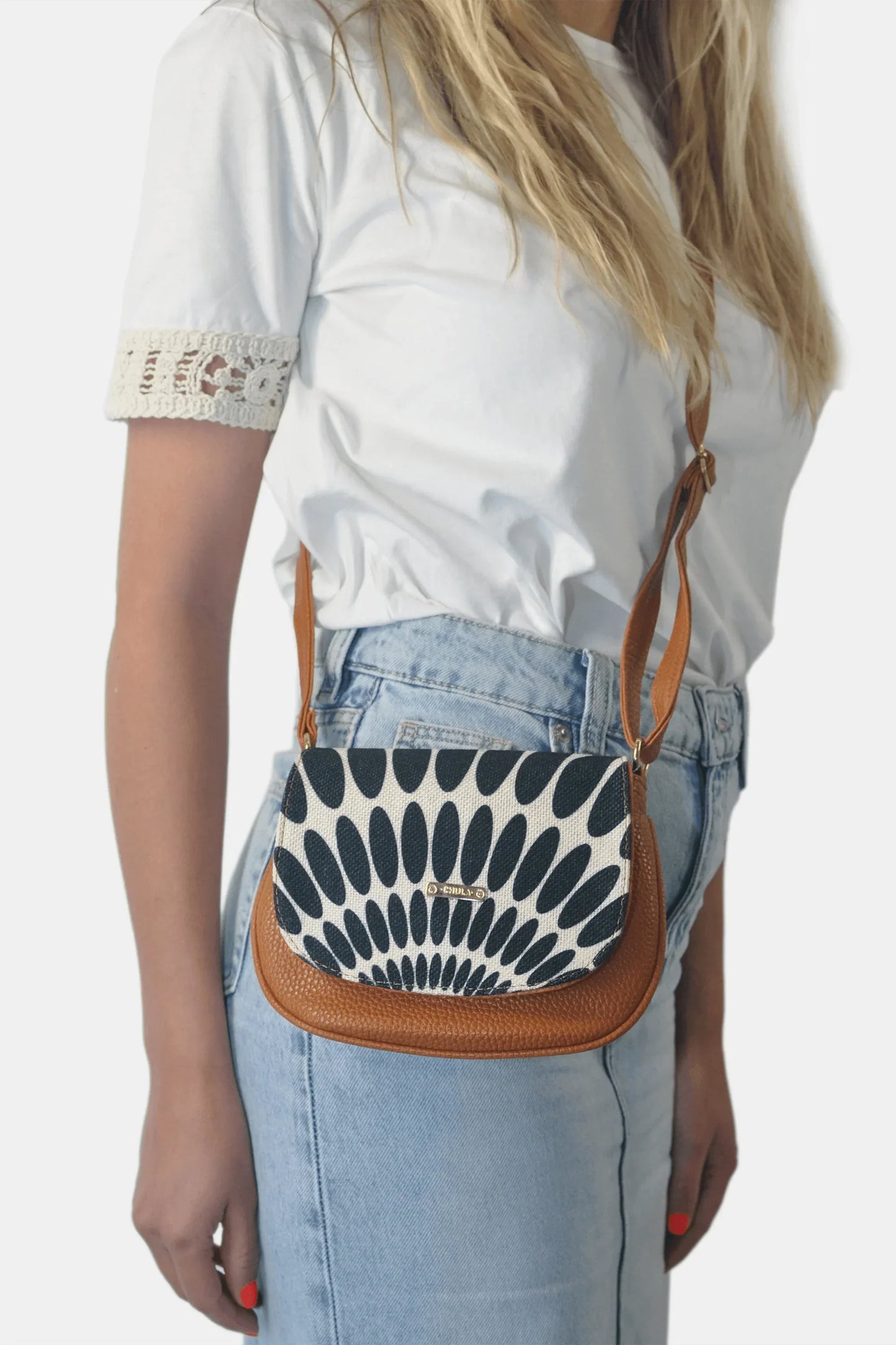 Bolso bandolera pequeño de mujer Iris Petalos negros | CHULA Tulum - CHICA del Sur