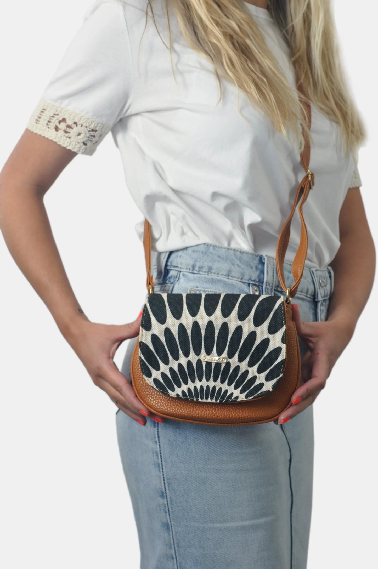 Bolso bandolera pequeño de mujer Iris Petalos negros | CHULA Tulum - CHICA del Sur