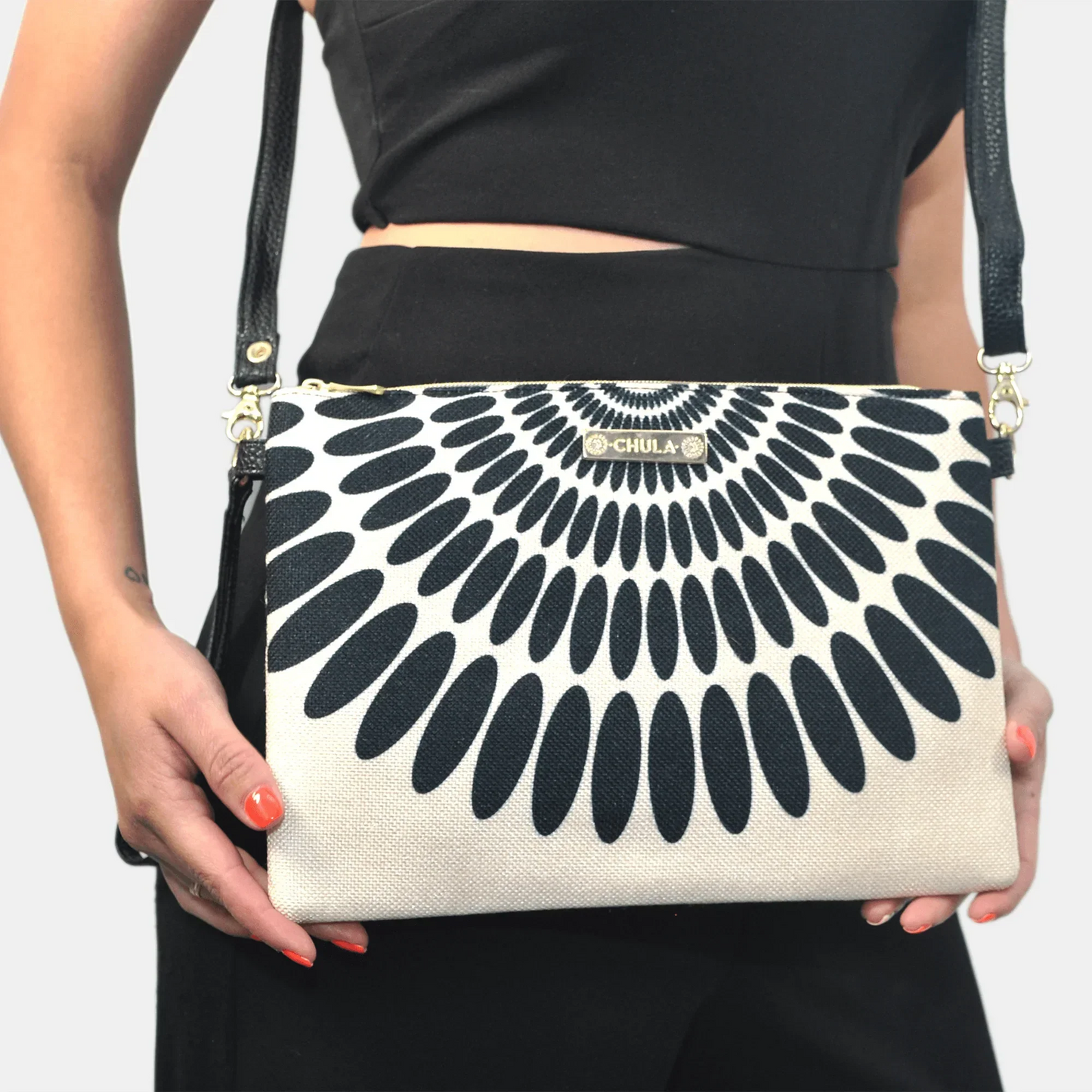 Bolso de Mano y Bandolera Pequeño Clutch Pétalos negros | CHULA Tulum - CHICA del Sur