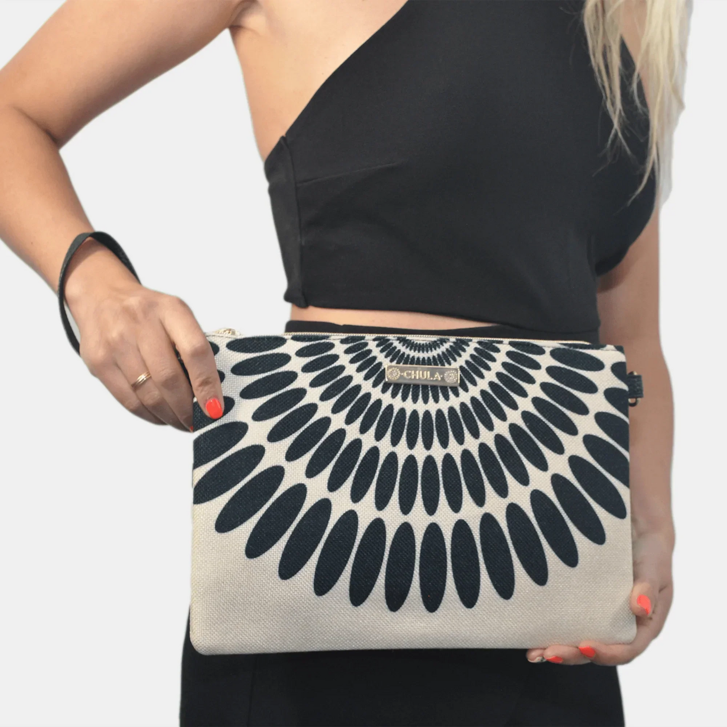 Bolso de Mano y Bandolera Pequeño Clutch Pétalos negros | CHULA Tulum - CHICA del Sur