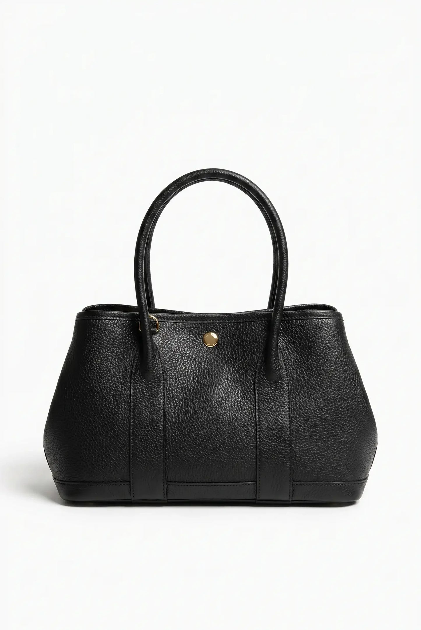 Bolso de mano y hombro mediano de piel negra con textura y herrajes dorados sobre fondo blanco.