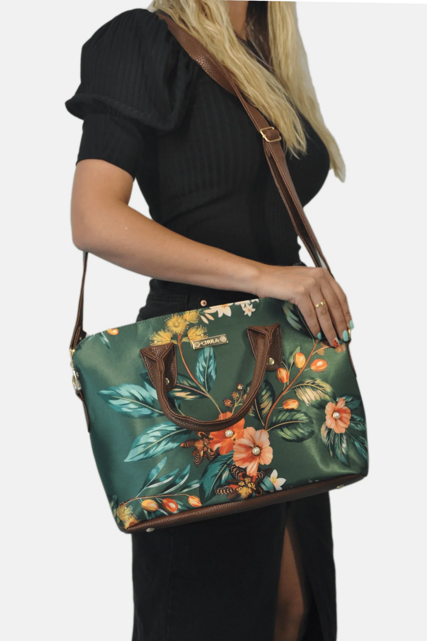 Mujer con bolso de mano y hombro grande verde con flores, diseño Gardenia, asa marrón