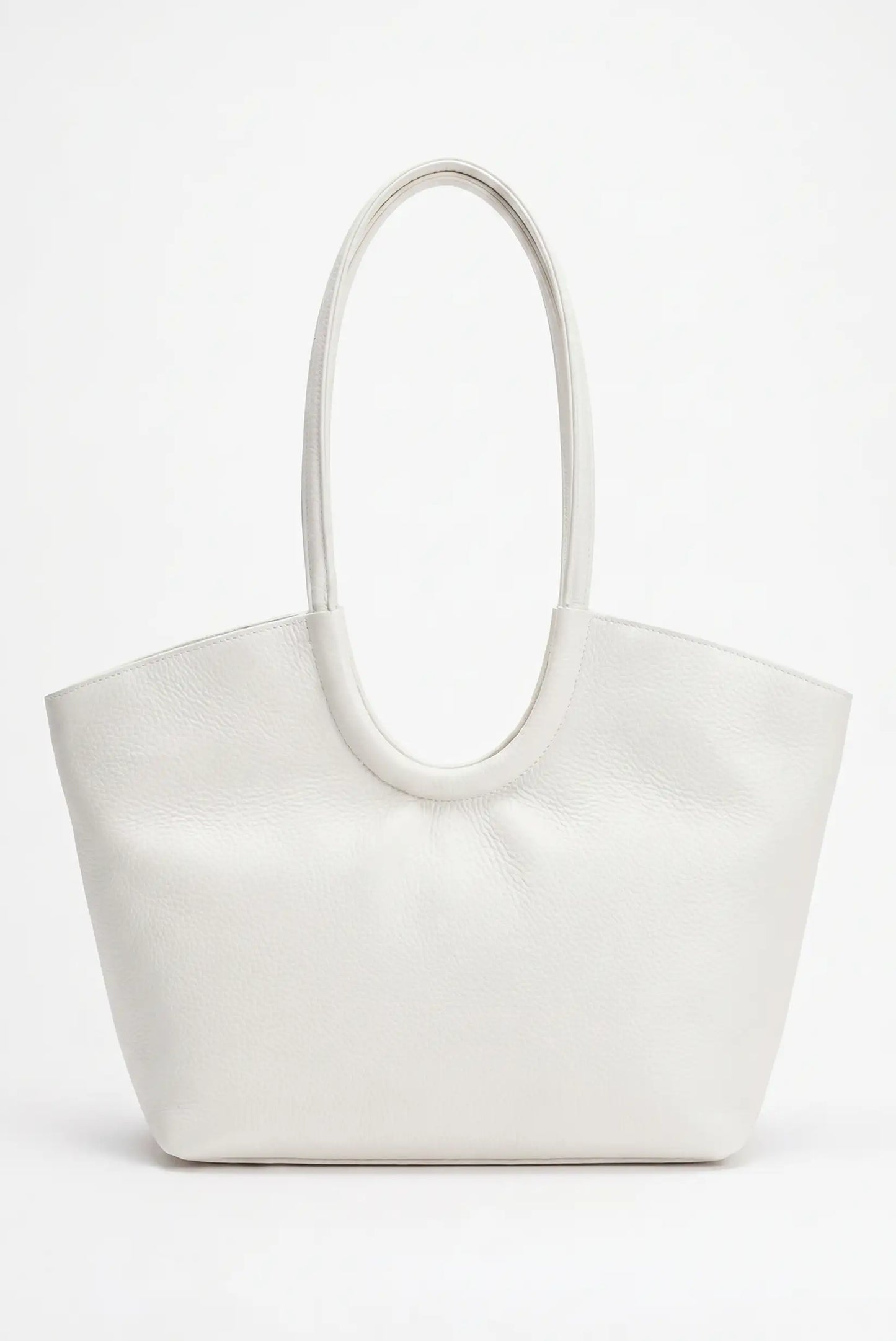 Bolso grande de mano blanco de estilo casual con asas largas, fondo blanco minimalista.
