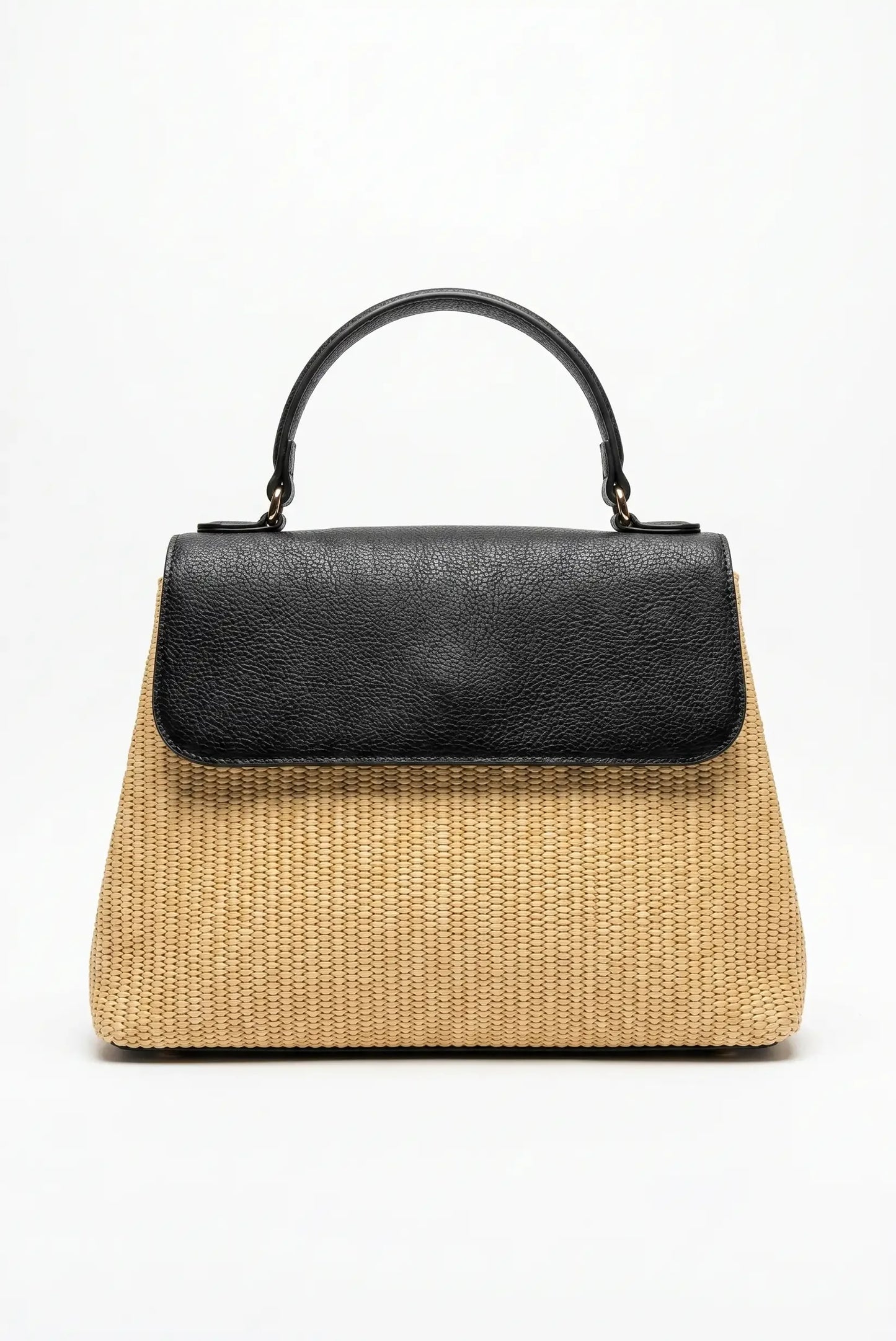 Bolso de mano tejido beige con solapa negra, ideal para looks casuales y estilosos