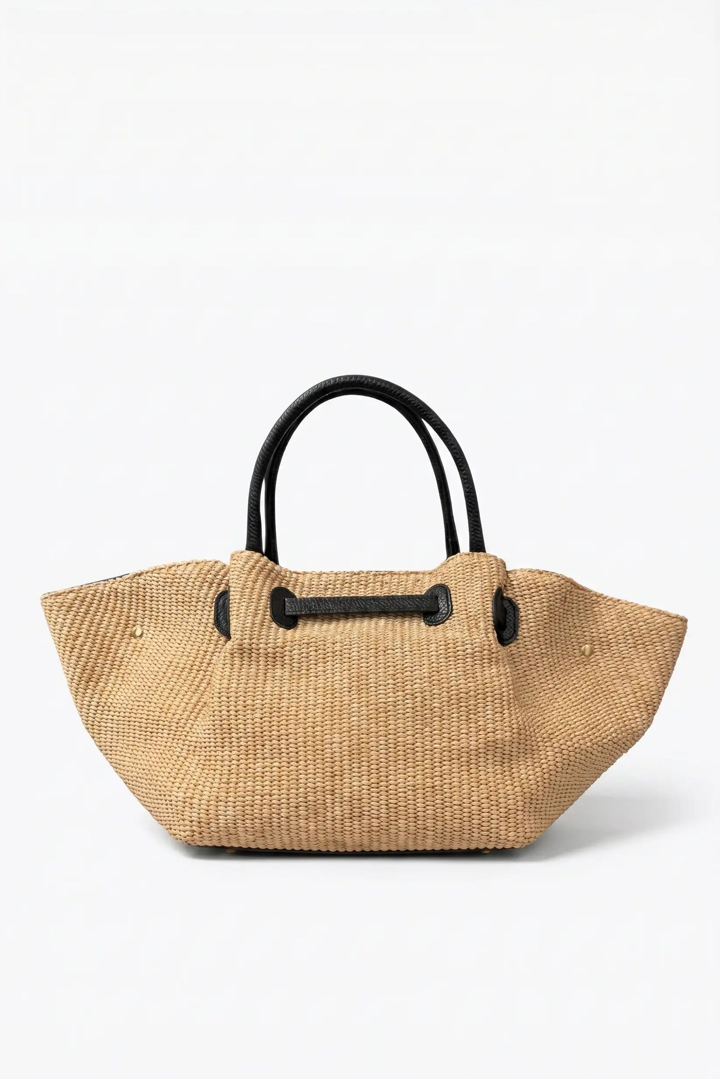 Bolso de mano de rafia beige con asas y detalles de piel negra, estilo casual femenino.