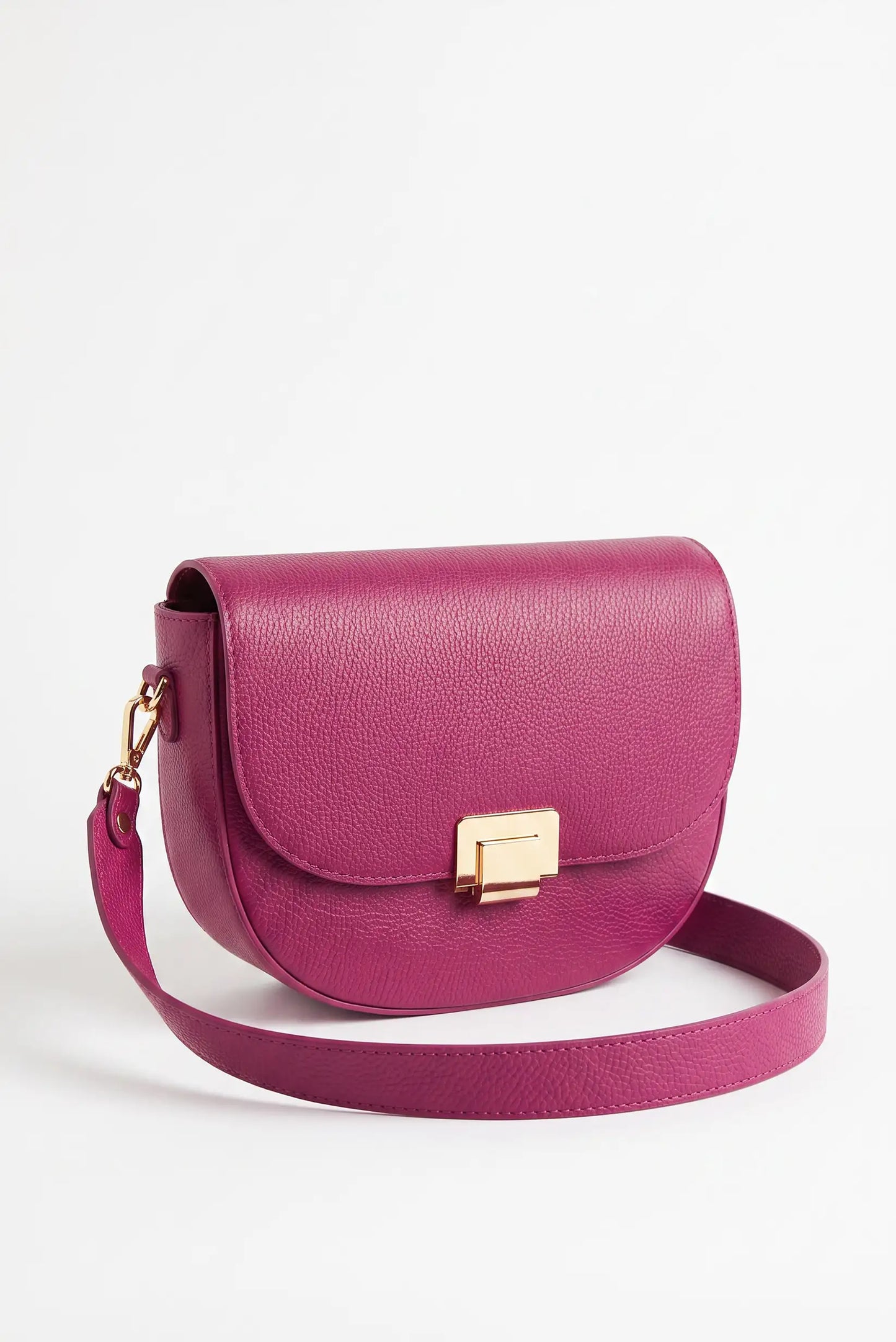 Bolso bandolera de piel granulada en color fucsia con cierre dorado