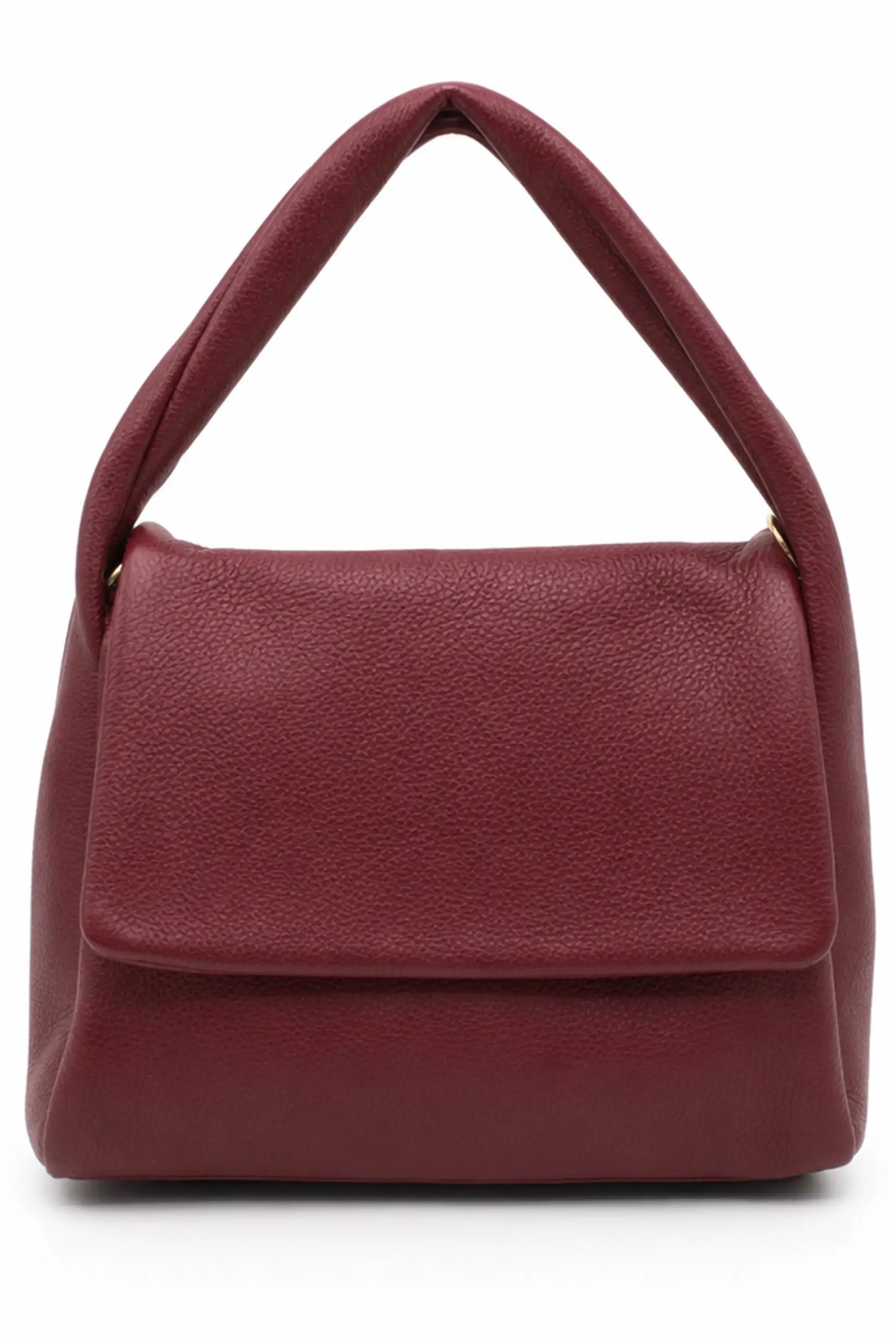 Bolso de mano de cuero granulado en color granate con asa corta y cierre de solapa.