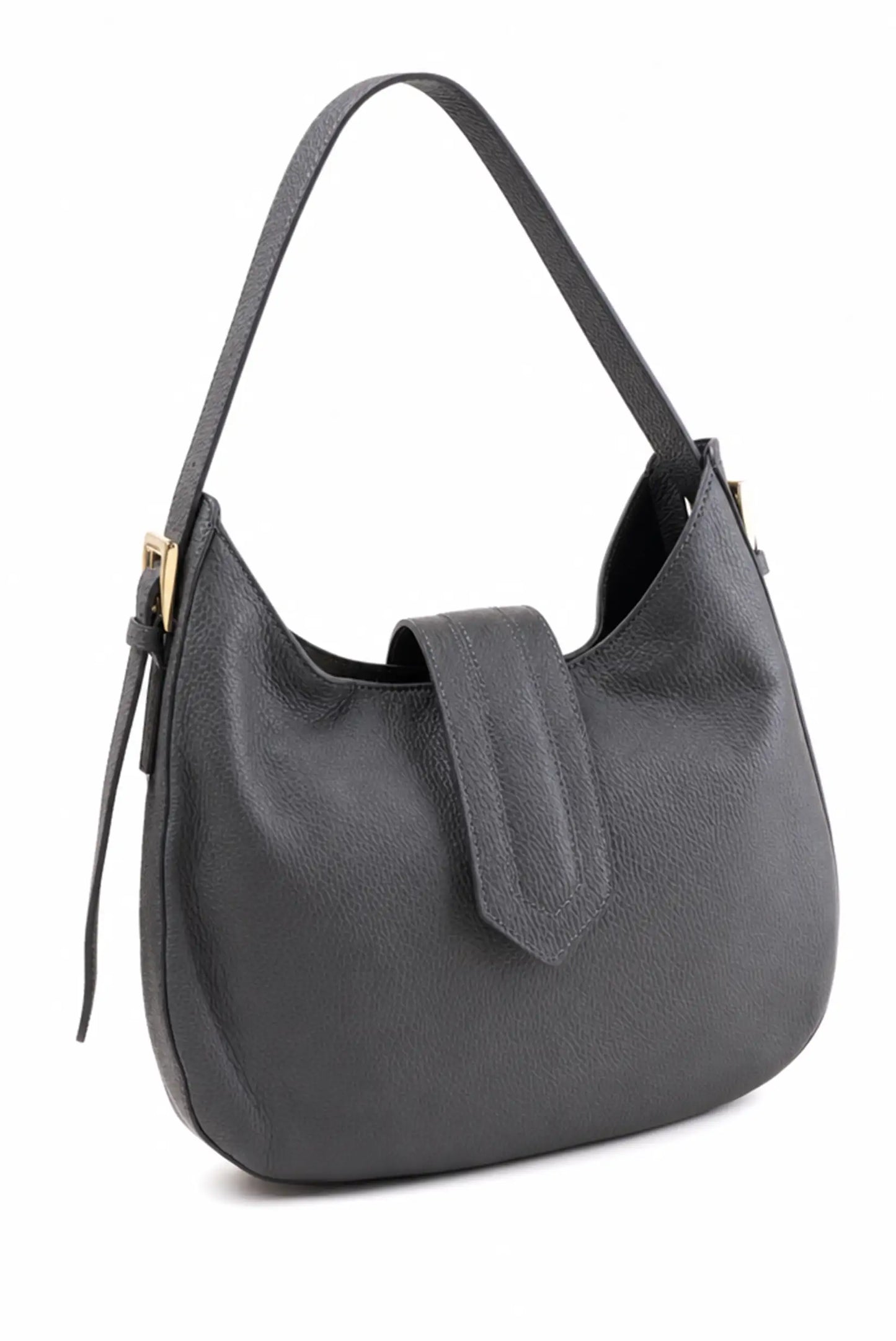 Bolso de hombro en cuero negro con acabado granulado y cierre de solapa