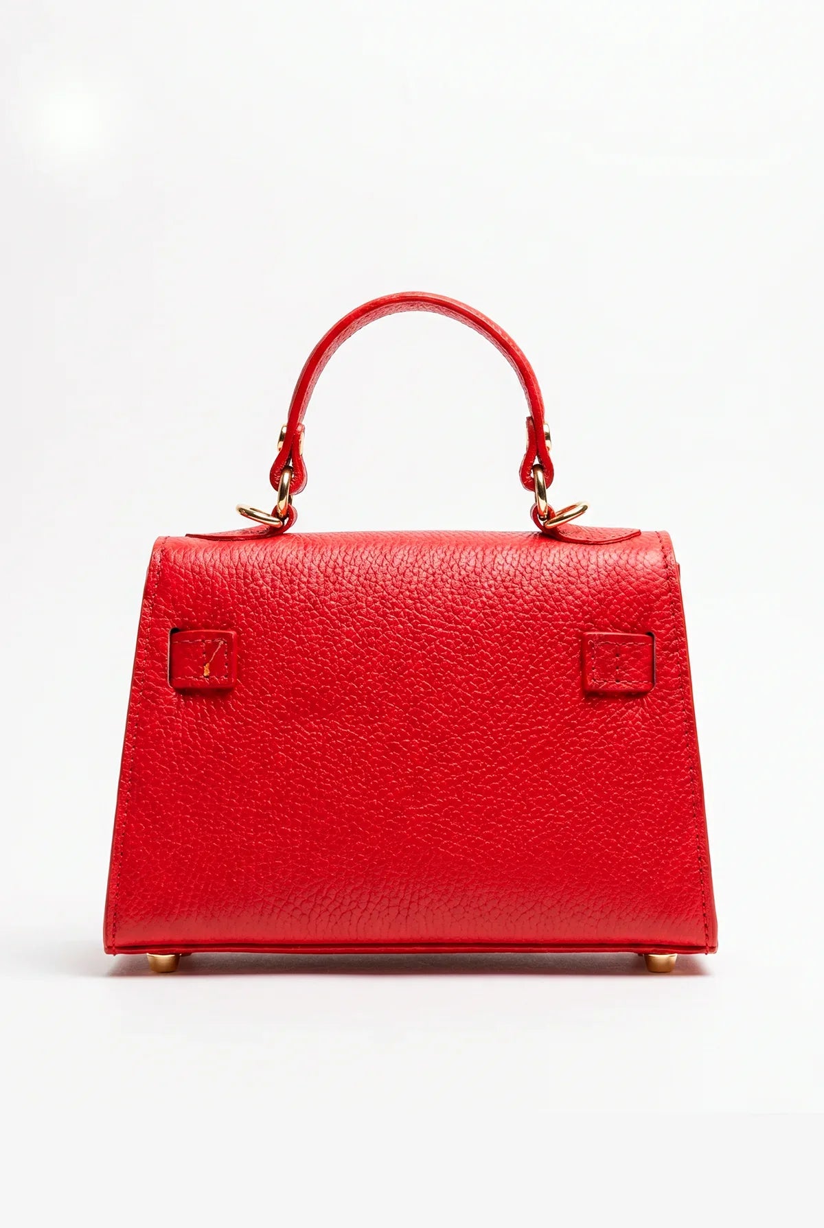 Bolso rojo de cuero con asa corta y detalles dorados, ideal para looks casuales y estilosos
