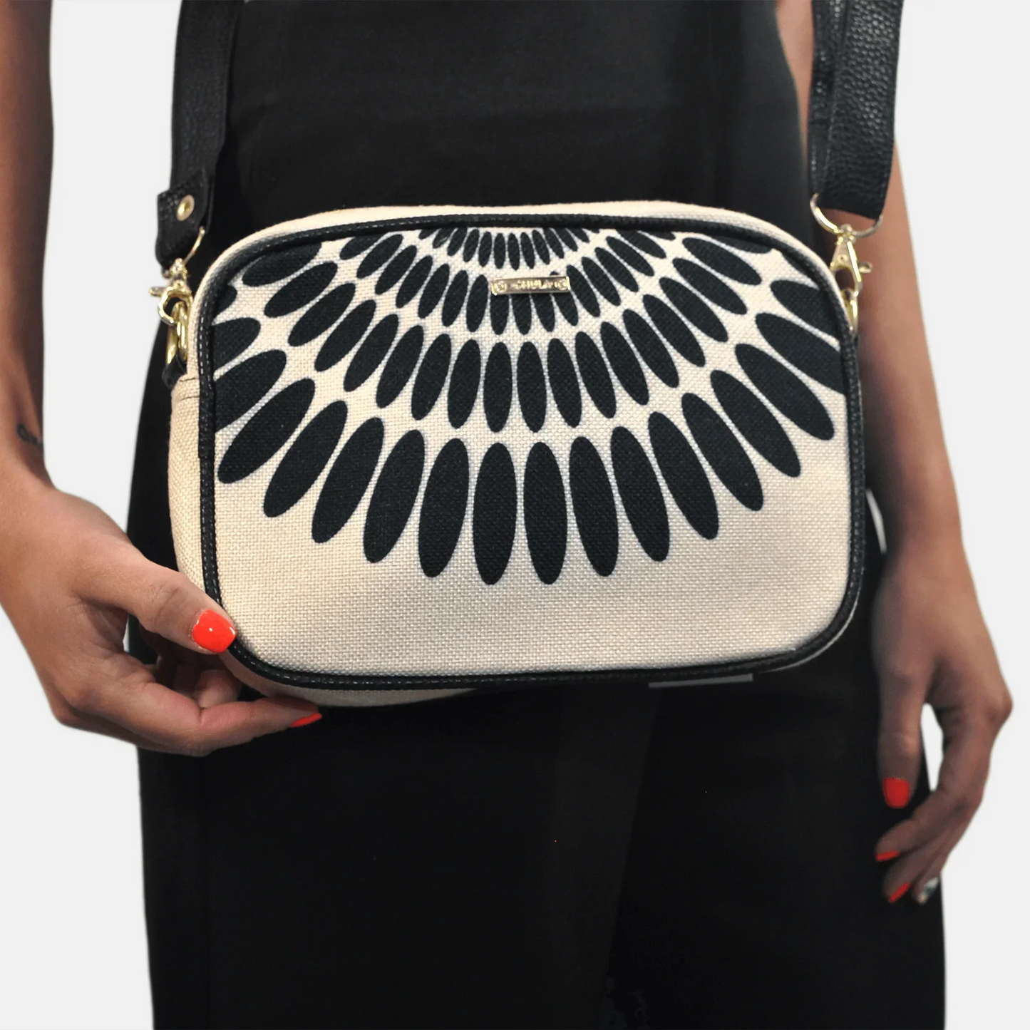 Bolso bandolera pequeño MIA Shoulder Petalos Negros | CHULA Tulum - CHICA del Sur