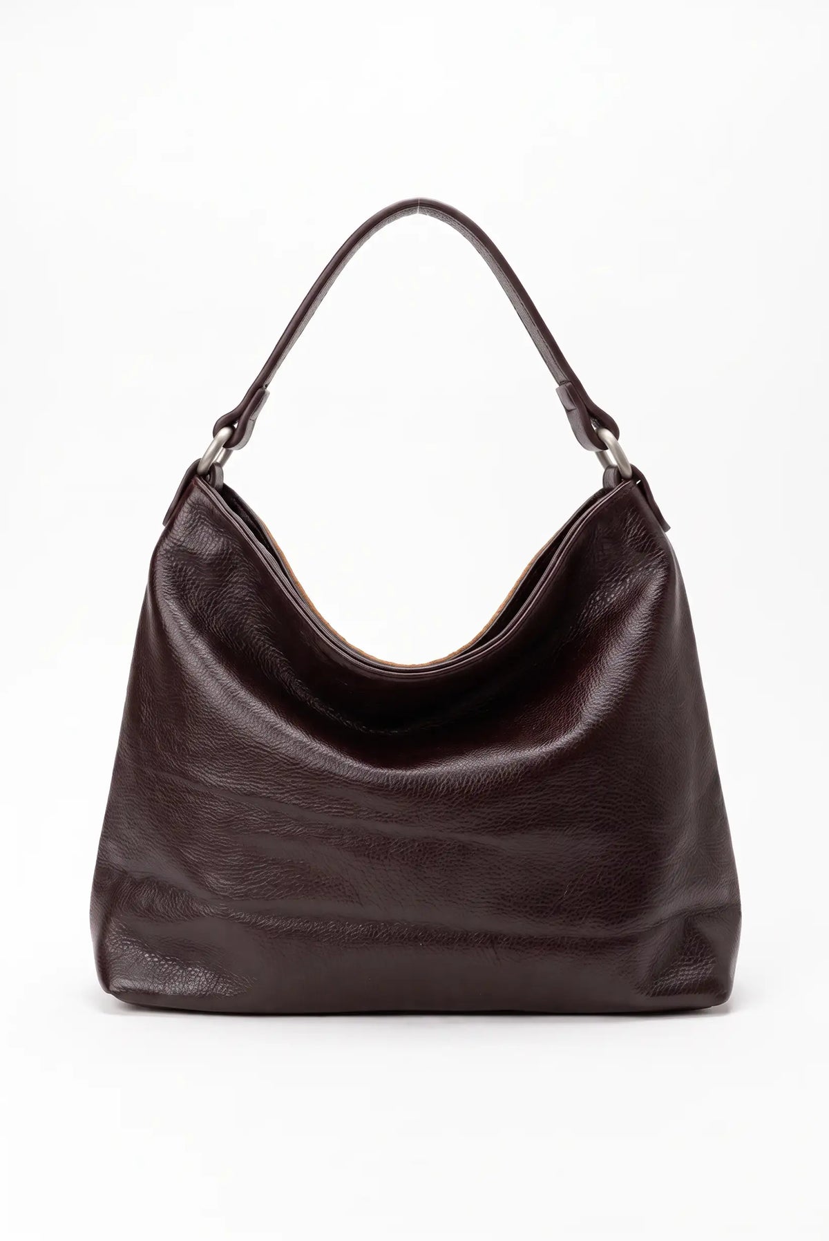 Bolso de hombro marrón oscuro de piel suave con detalles metálicos de CHICA del Sur