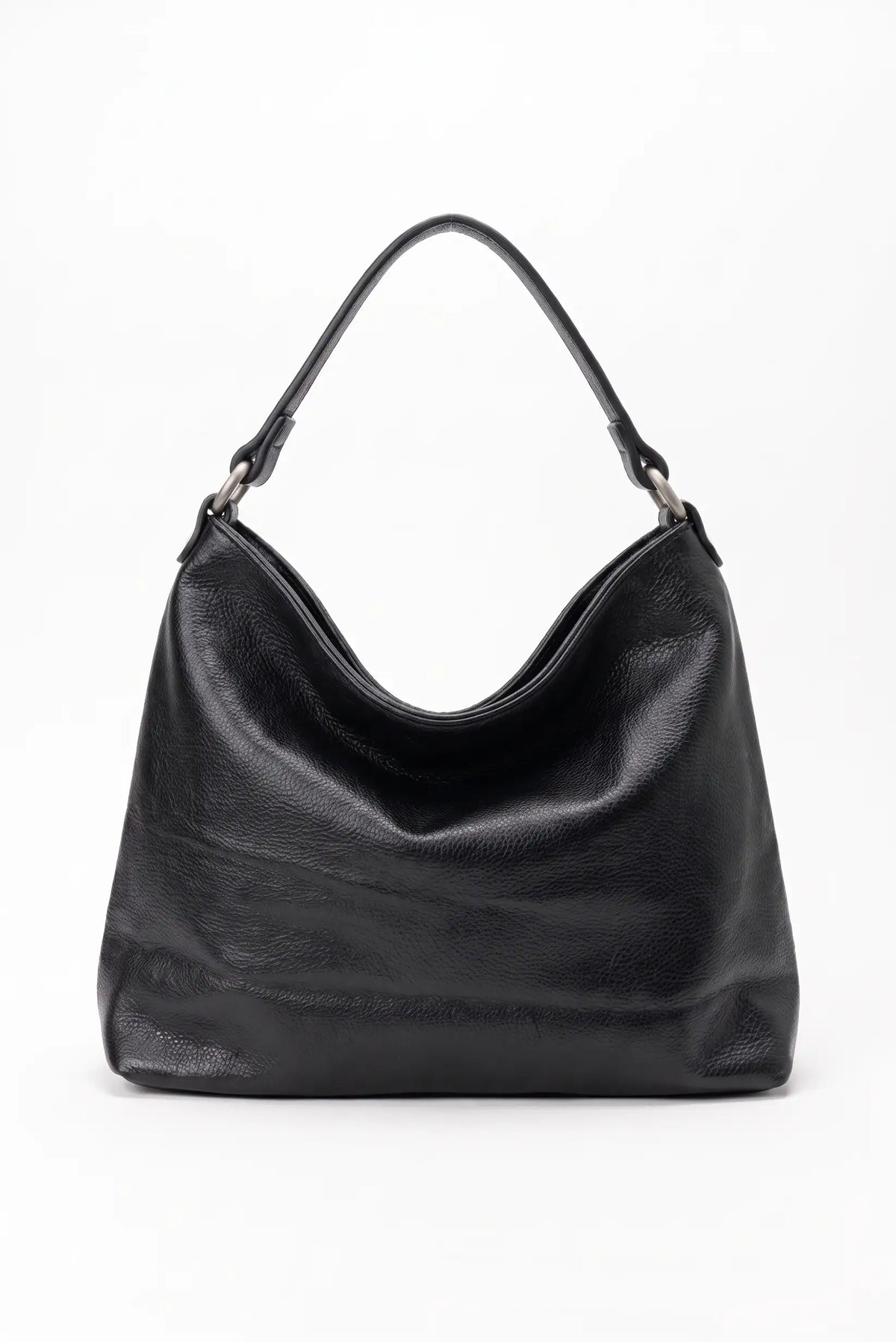 Bolso negro de mujer de piel con asa corta y detalles metálicos de CHICA del Sur