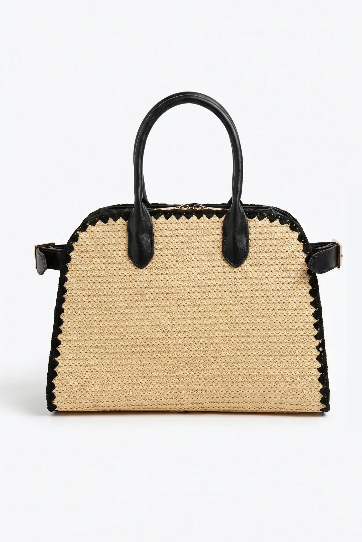 Bolso de paja beige con detalles negros y asas de cuero, ideal para verano y looks femeninos