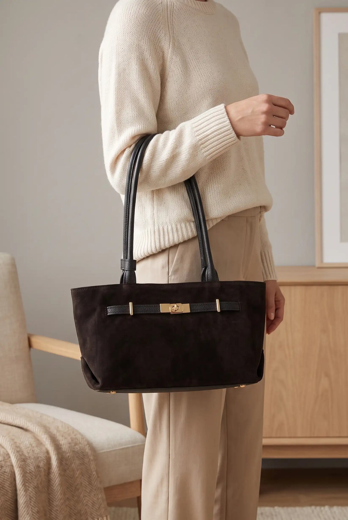 Bolso negro de mujer tipo ante con detalles dorados de CHICA del Sur