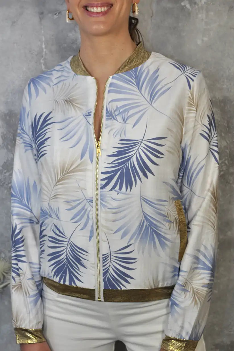 Blouson aviateur printanier à imprimé floral bleu et détails dorés – léger et élégant