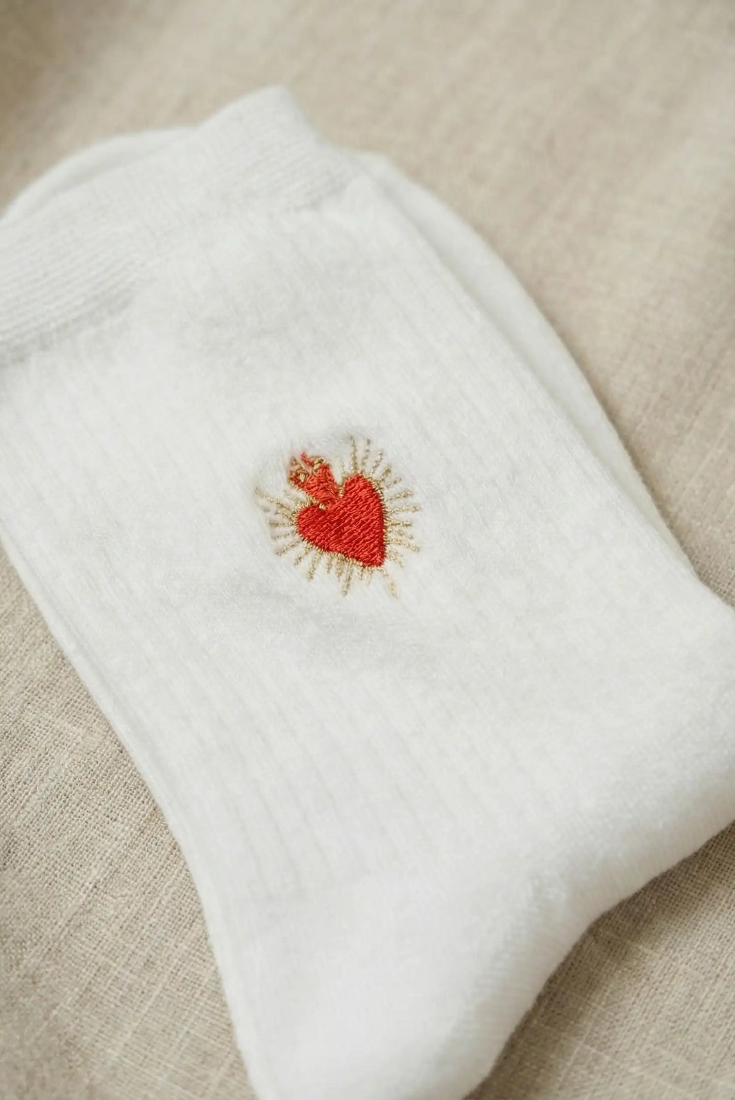 Calcetines de mujer blancos con bordado de corazón rojo, estilo primaveral y casual.