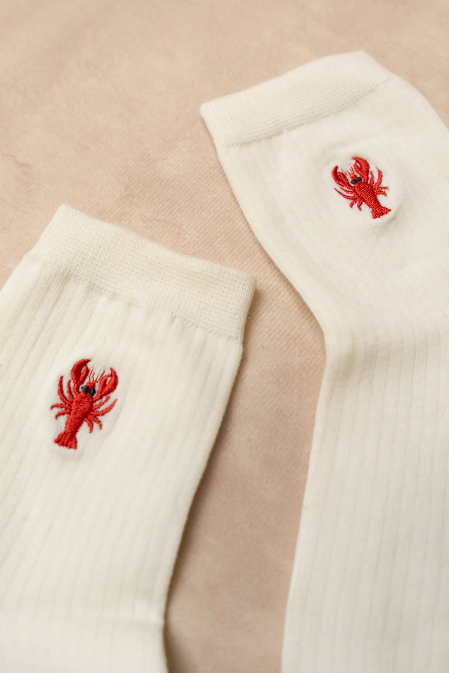 Calcetines de mujer blancos con bordado de langosta roja, moda casual femenina.