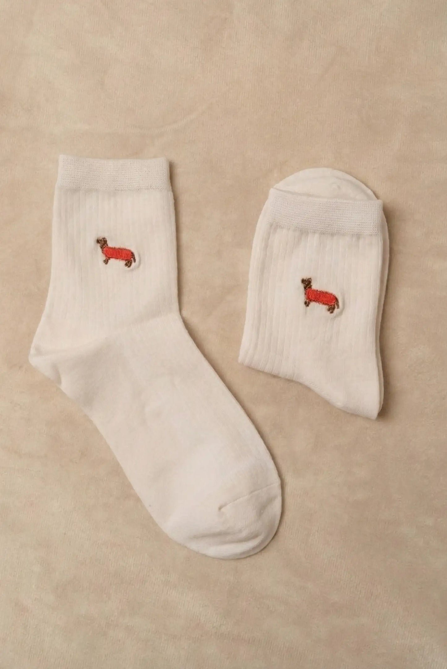 Calcetines mujer crudo con bordado de perro salchicha, estilo casual y original.