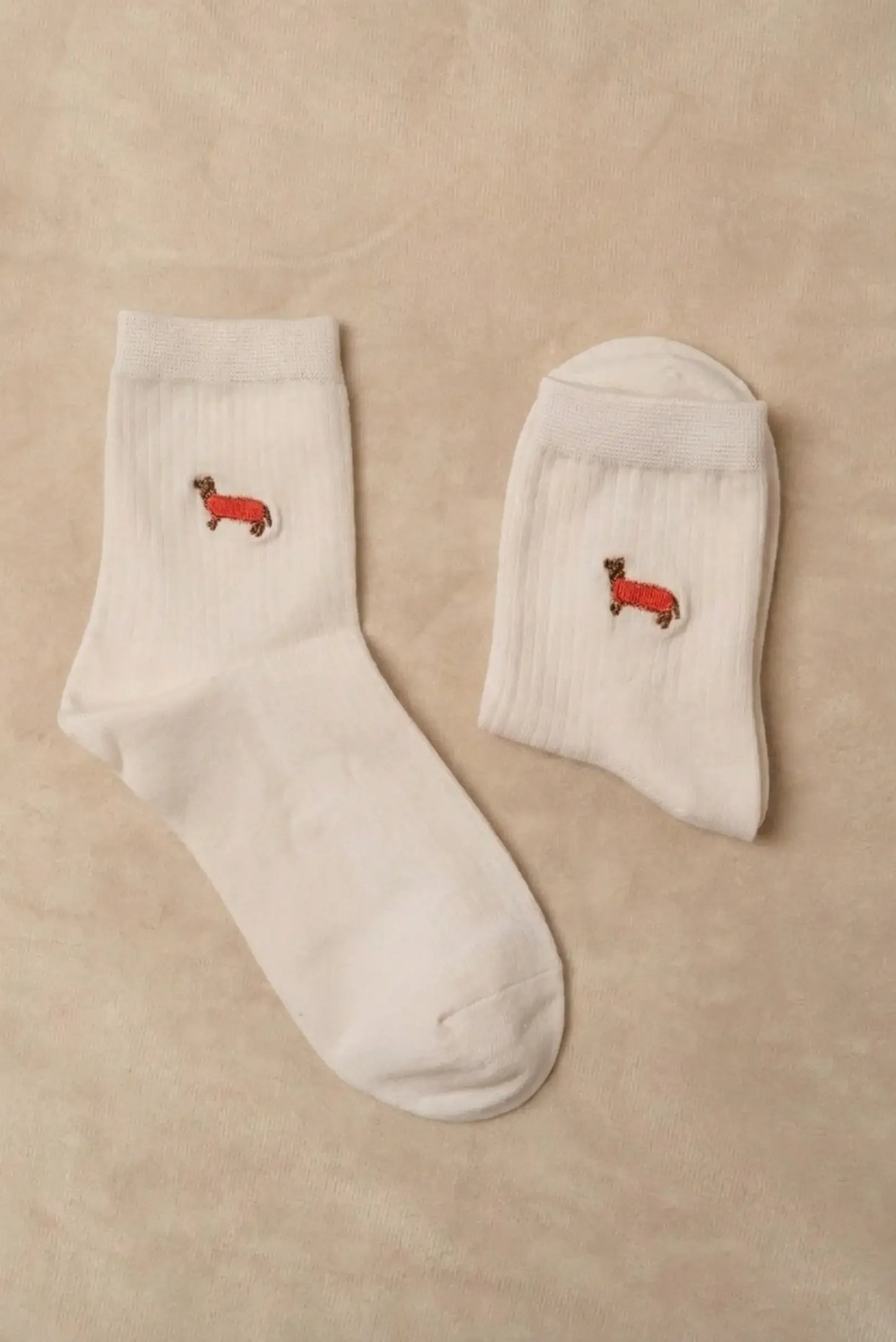Calcetines mujer crudo con bordado de perro salchicha, estilo casual y original.
